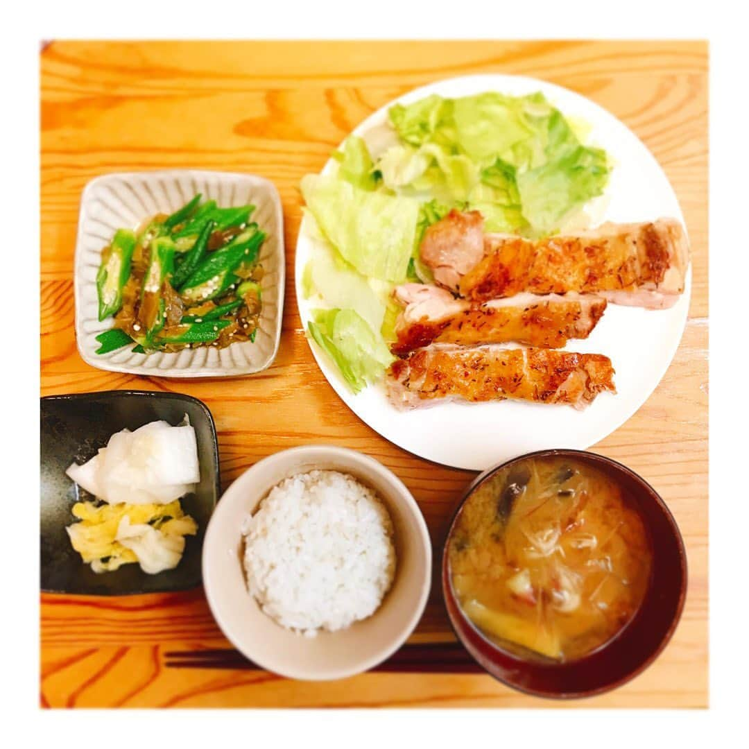 土井玲奈さんのインスタグラム写真 - (土井玲奈Instagram)「おうちごはん🍚 ・ハーブチキン ・オクラのザーサイ和え ・茄子とみょうがの味噌汁  昨日の晩ごはん🍚 また鶏🐓！！！wwww バストアップの変化はみられないですが とりあえず美味しいですwww 皮パリにするには家庭用コンロだと 皮目を強火で焼くより 弱火でゆっくり焼く方が良いらしい！🔥  、、、レタスもっとキレイに盛れば良かったww  #土井ごはん #ハーブチキングリル #herbchicken #鶏肉レシピ  #さすがに鶏ばっか載せすぎ #夏野菜 #dinnertime #저녁밥 #晚餐 #อาหารเย็น #makanmakan #instadaily #iphoneography #actress_jp #actresslife  #actressgallery #tokyo #osaka」8月7日 11時04分 - doixreina