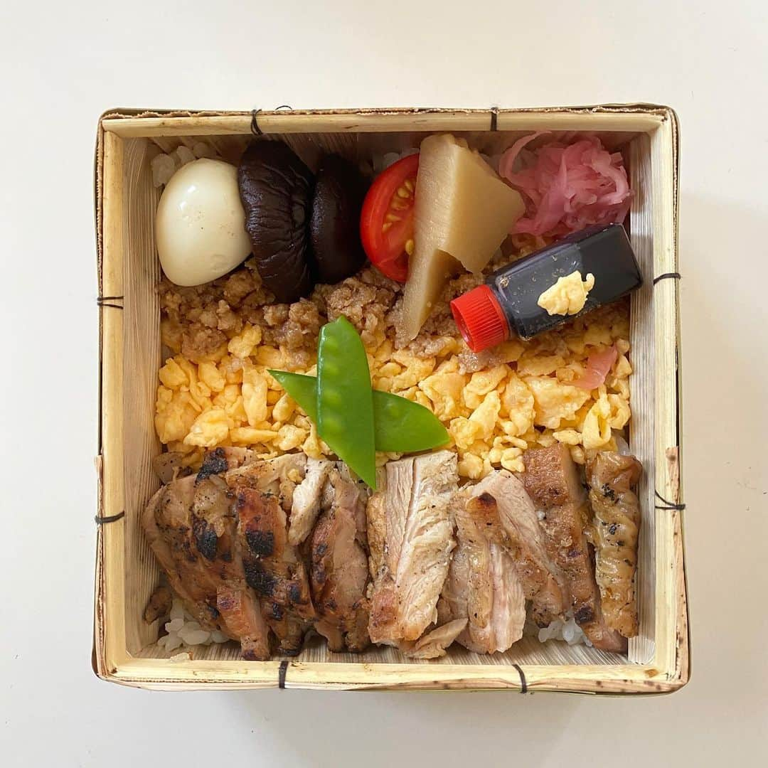 Aya（高本彩）さんのインスタグラム写真 - (Aya（高本彩）Instagram)「炭火焼 鳥清さんのお弁当🍱 私が働いているカメラ屋さんの皆さんといただきました🙏みんなで食べるお弁当は幸せ🍙 お弁当なのに炭火焼を味わえて最高すぎました。。今は中々行けませんが大阪に行った時は絶対鳥清さんに食べにいきたい‼️  @sumibiyakitori_torisei   #鳥清#炭火焼#大阪#お弁当」8月7日 11時07分 - aya_dream04