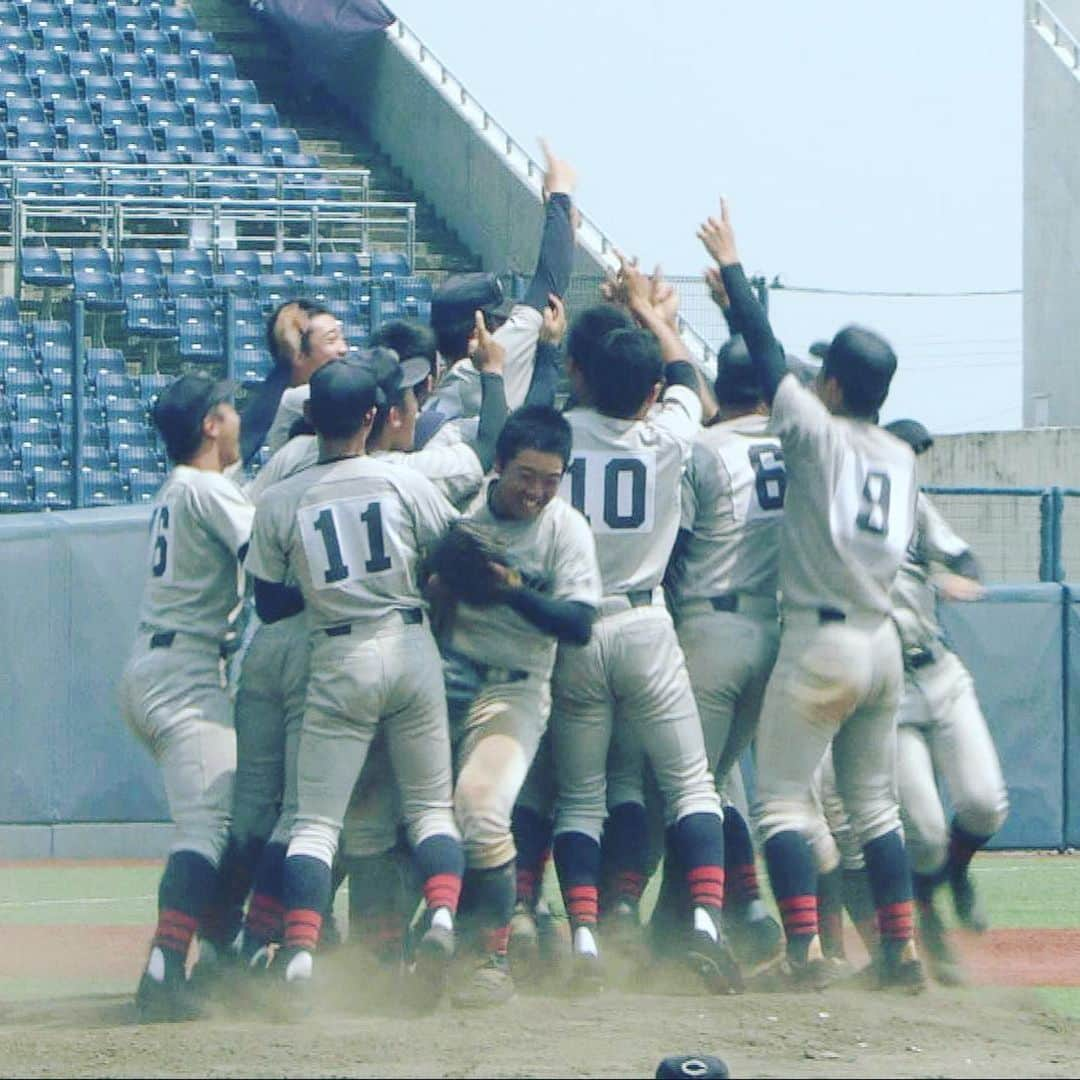 大石悠貴のインスタグラム：「. きのう新潟県高校野球の独自大会決勝戦が行われました。 日本文理ｖｓ中越の実力校同士の一戦は、中越高校の優勝で幕を閉じました。 . 今大会は準決勝の実況と決勝戦の優勝インタビューを担当。 独自大会という形ではありましたが、 今年も球児の一球にかける姿を伝えられたこと、心から幸せに思います。 . そして、実は優勝インタビューは2年ぶり。 2年前も中越高校が優勝しましたが、その時に一年生で試合に出場していたのが、 きのうインタビューをした廣瀬航大キャプテンでした。 一年生の時は先輩の後ろをついて回るかわいい後輩というイメージでしたが、 2年後、見事にチームを束ねる素晴らしいキャプテンに。 . お立ち台でインタビューをするのが不思議な気持ちになりましたが、 同時に高校野球の２年半は、想像をはるかに超えるほど、心も体も成長させる時間なんだと改めて感じました。 . 今年も真剣勝負の熱い夏を戦った全ての新潟球児に伝えたいです。 『感動の夏を、ありがとう』 . #忘れられない夏 #忘れてはいけない夏 #特別な夏 #新潟 #独自大会 #アナウンサー #goodgame #高校野球　は凄い #高校球児　は凄い」