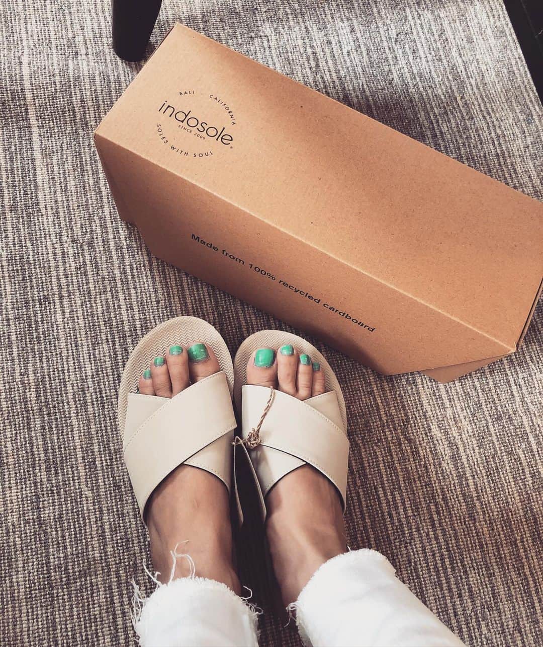 山口リサのインスタグラム：「バリ発の廃タイヤをリサイクルして作られたindosole のビーサン🌴とっても可愛い🧡😍 … 動物の皮は使われてないVEGAN商品✨ 色もデザインも色々あるし、履き心地もいい😌✨オススメ中のオススメですわ🧡 … もう一つデザイン違いの欲しくなっちゃうなぁ🥺  #indosole #廃タイヤサンダル」