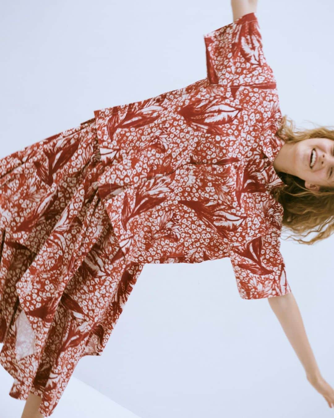 ネ・ネットのインスタグラム：「本日8/7(金)より、2020 Autumn/Winter Collectionの新作が発売となりました。ぜひ、ご覧ください。 ﻿ ﻿ FLOWER BED﻿ 花が咲き乱れている様を、勢いのある筆使いで描いた総柄プリントのアイテム。シーズンを象徴するメインの柄です。単色のプリントながらも、生地いっぱいに埋めつくされた花々のカラフルさが想像できるテキスタイルを、迫力のあるアイテムに仕上げました。﻿ ﻿  #ネネット #nenet #新作 #new #autumn #winter #2020 #collection #flowerbed #flower #bed #shirt #skirt #fashion #tokyo #japan」