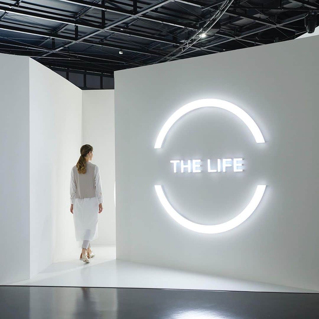 日産自動車さんのインスタグラム写真 - (日産自動車Instagram)「【#ニッサンパビリオン 】 THE LIFEでは、家族や恋人をテーマに未来のお話のショートムービーを上映。先進運転支援技術が可能にする未来をお楽しみください。 ストーリーの展開に合わせ部屋の照明が変化するコネクテッドルームに注目です。   #NissanPavilion #nissan #ニッサン #nissanjapan #🚗 #5523 ※混雑時は入場制限がございます」8月7日 11時20分 - nissanjapan