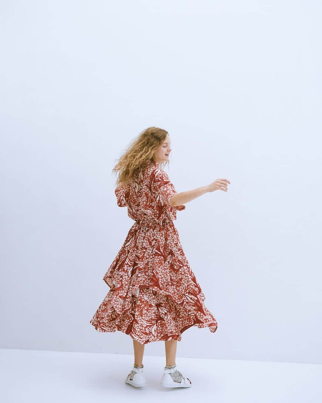 ネ・ネットのインスタグラム：「本日8/7(金)より、2020 Autumn/Winter Collectionの新作が発売となりました。ぜひ、ご覧ください。 ﻿ ﻿ FLOWER BED﻿ 花が咲き乱れている様を、勢いのある筆使いで描いた総柄プリントのアイテム。シーズンを象徴するメインの柄です。単色のプリントながらも、生地いっぱいに埋めつくされた花々のカラフルさが想像できるテキスタイルを、迫力のあるアイテムに仕上げました。﻿ ﻿  #ネネット #nenet #新作 #new #autumn #winter #2020 #collection #flowerbed #flower #bed #shirt #skirt #fashion #tokyo #japan」