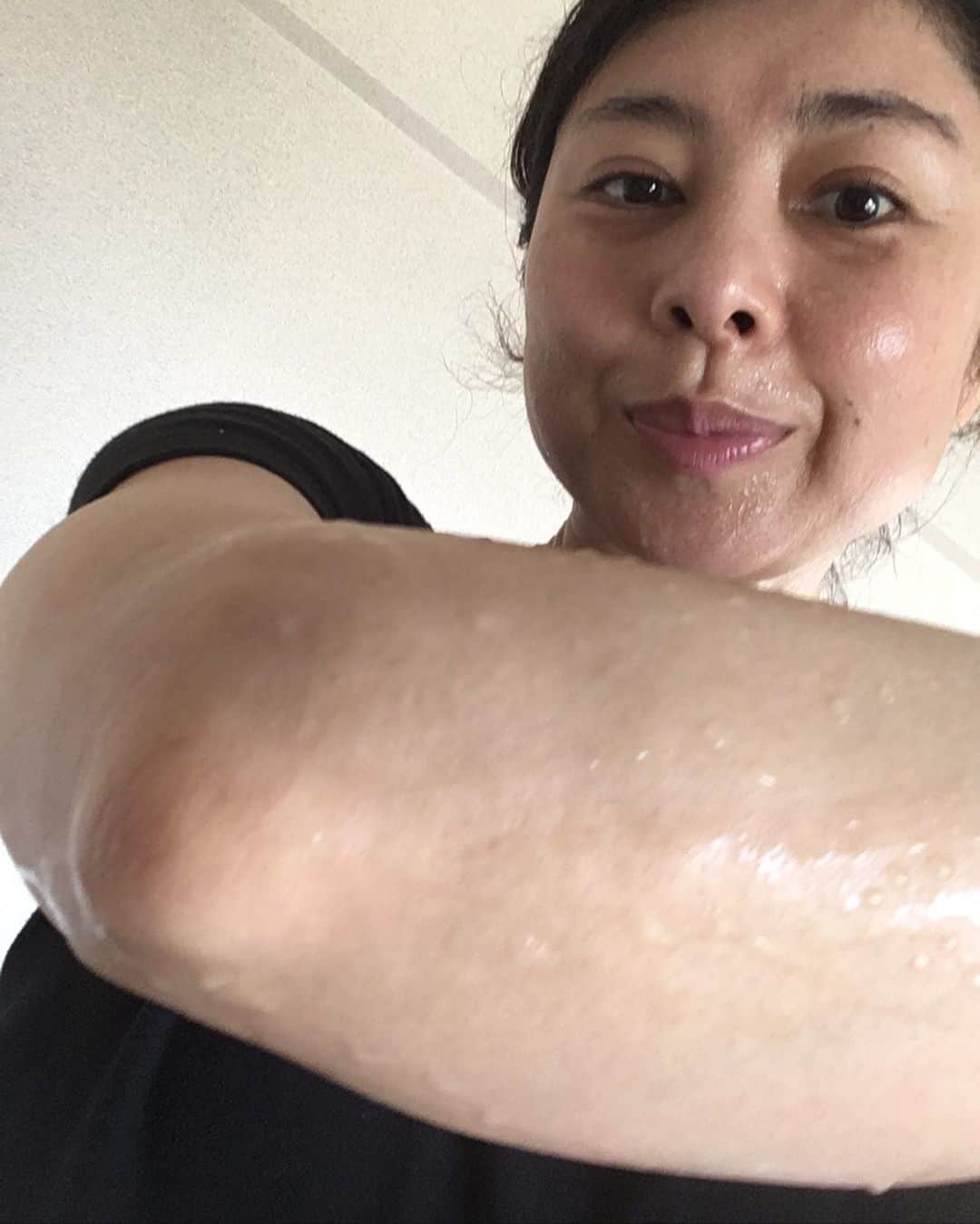 間々田佳子のインスタグラム：「最近忙しくて 大好きなジムにもキックボクシングにも行けてない😭😭😭  ということで カラダも顔も停滞するのがイヤなので…  毎朝　 3分×3回トレーニング 10分だけがんばる！ 汗いっぱい‼️  私頑張ってるアピール😍👍でした…笑笑  #40過ぎたら顔もカラダも停滞に注意 #老け顔解消 #食べてやせる #間々田佳子」