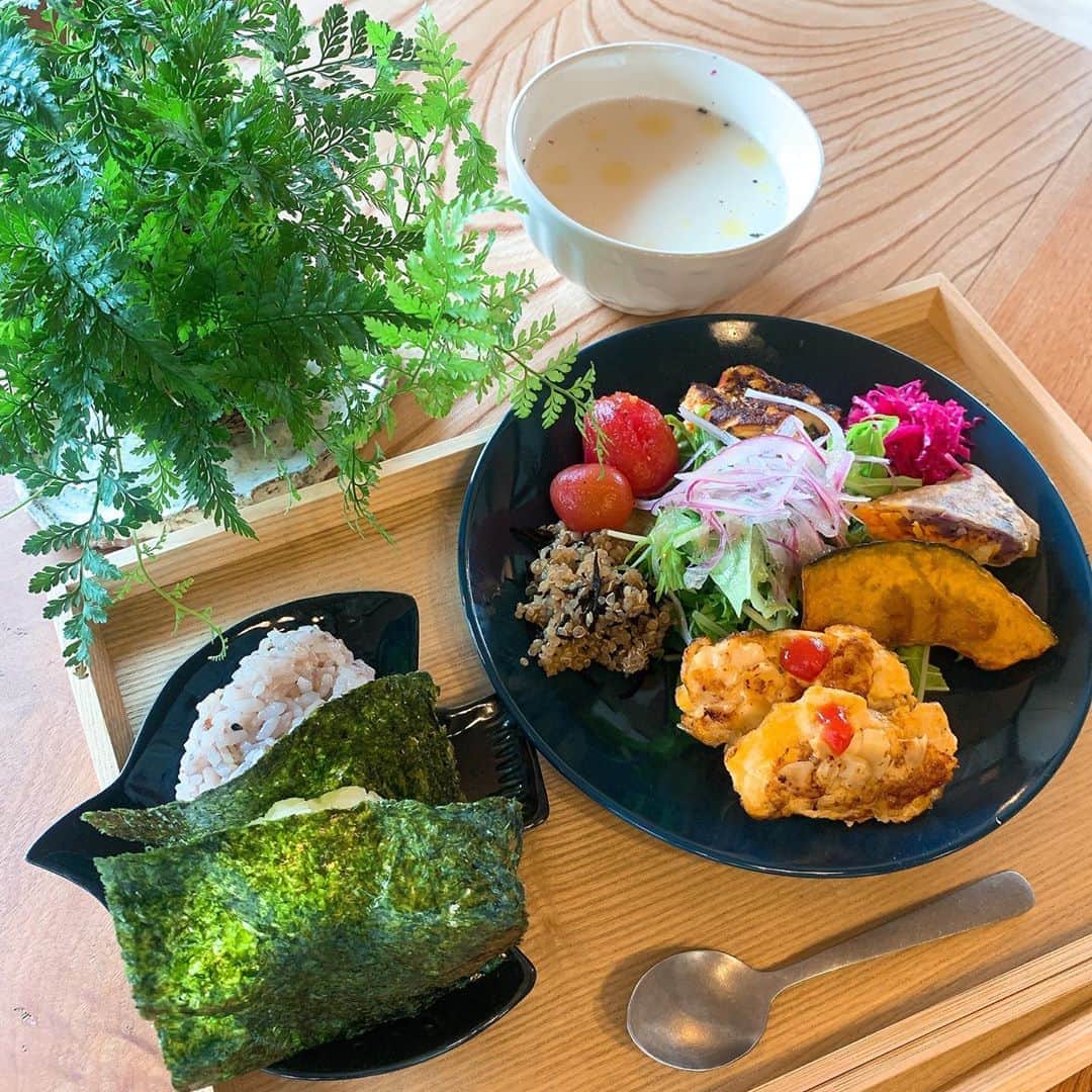 澤野井香里のインスタグラム：「上宮津産のお米🌾を使ったふっくらおむすび🍙がとっても美味しい @musubi_miyazu でランチ🍴﻿ ﻿ 安眠と紫外線に効くヘルシープレートもうれしい🥰﻿ おもちゃ貸して下さったり子連れにも優しいお店でリピ決定✨﻿ ﻿ 目の前に川が流れてたり、長閑な雰囲気でほっこり♡﻿ ﻿ #ks_20✨ #ks_kyoto✨ #京都 #京丹後 #天橋立　#宮津  #京都旅行　#京都観光　#京都グルメ　#京都ランチ　#宮津ランチ #宮津グルメ　#S⭐️_ #M🍒_  #s⭐️m🍒」