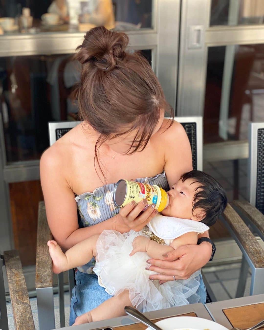 DJ YURiAのインスタグラム：「🍼🍼🍼﻿ ﻿ ﻿ あぁ〜可愛い🤤❤️﻿ ちえちゃんベビー👶🏻 ﻿ 今ってこんな便利な道具が﻿ あるんだって😳✨﻿ ただでさえ便利な﻿ 液体ミルクの缶に﻿ 直接付けられるの！！！！﻿ ﻿ 今年の春に発売されたらしく﻿ 私の時代(1年前)にはなかった🙈﻿ 子育てグッズの進化も﻿ 目まぐるしいですね。﻿ ﻿ これはメリットしかない。﻿ ﻿ もしもう1人授かれたら﻿ 絶対に絶対に使う！！🙆🏻‍♀️✨﻿ ﻿ ﻿ そんな感動したBBQの日でした🍖笑﻿ ﻿ ﻿ ﻿ #baby﻿ #BBQ #液体ミルク #哺乳瓶いらず #便利すぎる」