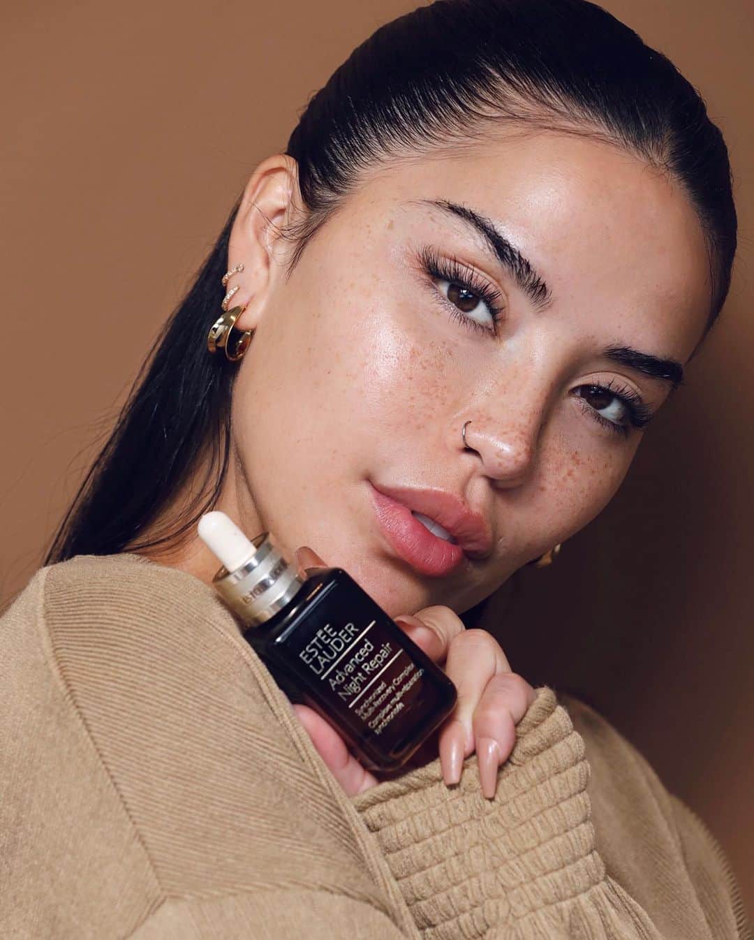 iluvsarahiiさんのインスタグラム写真 - (iluvsarahiiInstagram)「I’ve been spoiling my skin every night with the NEW and improved @esteelauder Advanced Night Repair Serum. I’ve been using this serum for years but it now offers more benefits that will take your skin to the next level. It has the same beloved oil-free texture but now with 8-hour anti-oxidant protection, 72-hour hydration and helps strengthen the skin barrier in just 4 hours. I can already tell my pores look minimized and my skin looks more radiant and even toned. Also, can we talk about the new luxury glass bottle it comes in, it’s sleek, modern and it’s recyclable! #AdvancedNightRepair #esteepartner #GenerationANR」8月7日 11時43分 - iluvsarahii