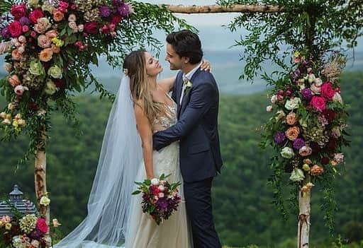ステファニー・ブリットのインスタグラム：「Dois anos  de casados... e quase 10 anos juntos construindo nossa história!! Tenho muito orgulho da gente, do nosso caminho q nos trouxe até aqui, da nossa parceria, da nossa troca, nosso amor, da nossa família!!! Hoje escrevo com um mocinho chutando aqui dentro da minha barriga, nosso presente de Deus, nosso baby Enrico sempre tão sonhado está chegando... (as vezes a gente ainda não acredita!) Obrigada por cuidar tanto de mim, por me ouvir, por colocar almofada sempre nas minhas costas qdo eu sento  pq vc já sabe q vai doer, pelo copo de água todo dia a noite, por dizer que eu estou linda qdo to tentando administrar a dor no cóccis junto com a dor nas costas... obrigada! Pelos olhares, pelas nossas risadas e tb por tentar entender uma confusão de hormônios que me levam a emoções q nem eu entendo!!! ❤️ A nossa família está crescendo (minha barriga tb!) e nosso amor se multiplicando! Obrigada meu amor por sempre lutar pela gente, pelos nossos meninos... Obrigada pelo pai dedicado e doido de preocupação q vc já é pro Londinho e pro Montininho... imagina com nosso nenemzinho! Hj só tenho mais certeza do q já sabia e te disse  na hora do votos... “Que sorte dos meus filhos, terão o melhor pai do mundo!” 💙 Te amamos infinito papaizinho!」