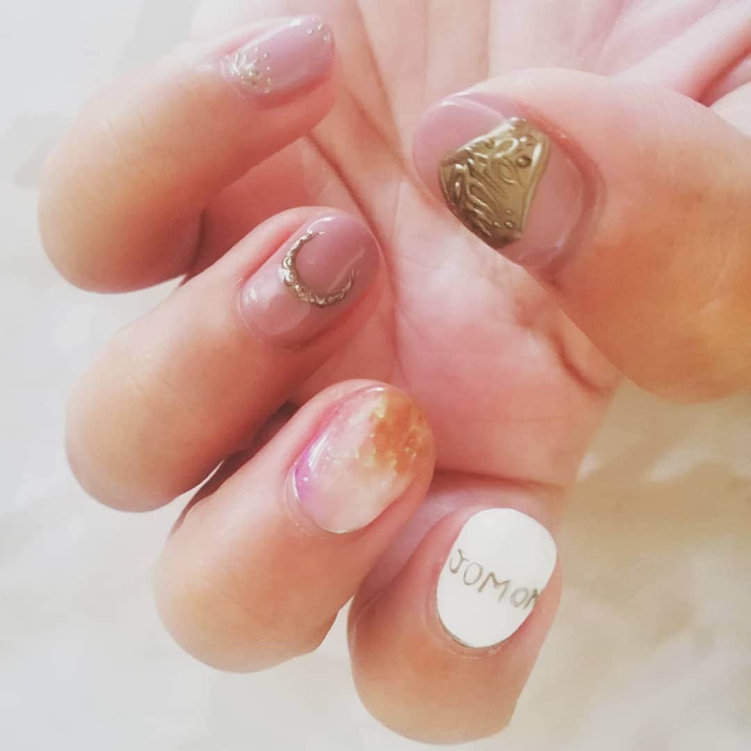 COMA-CHIのインスタグラム：「Moon, crown, universe and “JOMON” on my nails🌙💗 水瓶座満月のネオJOMONフェスに向けて、@yukipii.nails にやってもらった宇宙ネイル♪ よく見ると“JOMON”て書いてるよ✨最高でーっす✌️ゆきぴありがとん😘」