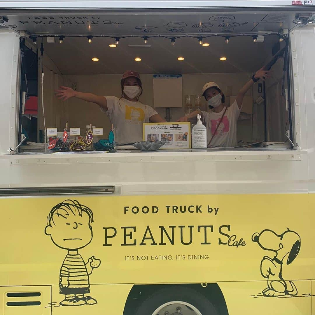 EST osaka-umedaさんのインスタグラム写真 - (EST osaka-umedaInstagram)「. 8月16日（日）まで、人気コミック「PEANUTS」にゆかりのあるアメリカ西海岸をテーマにした「PEANUTS Cafe」のキッチンカーがエスト通りに期間限定で初出店♪ スヌーピーなどのキャラクターにちなんだ「アイスサンドクッキー」や「レモネード」などかわいくてこの時期にぴったりの商品です☆ . #エスト #梅田エスト #est #peanuts #ピーナッツ #peanutscafe #ピーナッツカフェ #エスト通り #ワゴン販売 #スヌーピー #梅田カフェ #大阪カフェ #レモネード #キッチンカー」8月7日 12時01分 - est_umeda