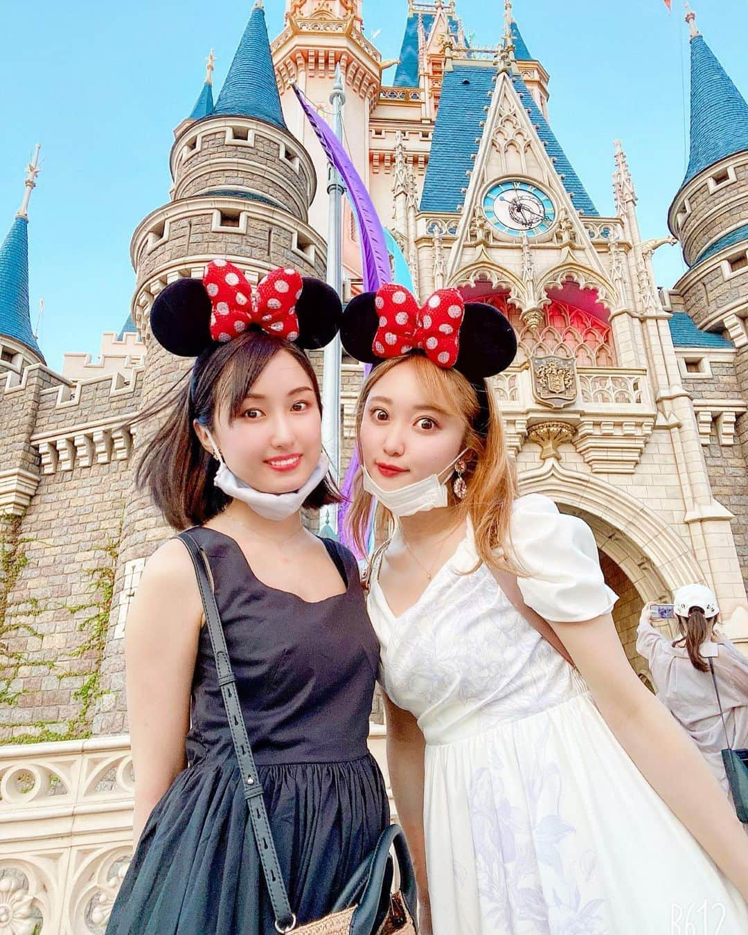 のインスタグラム：「🏰🌈💕❤️✨. * 안녕하세요〜!!. #シンデレラ城 の前にて…♡♡♡. 💖✨❤️夢の国❤✨️💖. #disney #tokyodisneyland #disneyland #tokyodisneyresort #disneygram #disneyphoto #disneyparks #ディズニーコーデ #ディズニーランド #ディズニー #東京ディズニーランド #東京ディズニーリゾート #좋아요 #팔로우 #팔로미 #팔로우미 #데일리코디 #셀스타그램 #셀피 #얼스타그램 #일본여행 #여행스타그램 #귀여워」