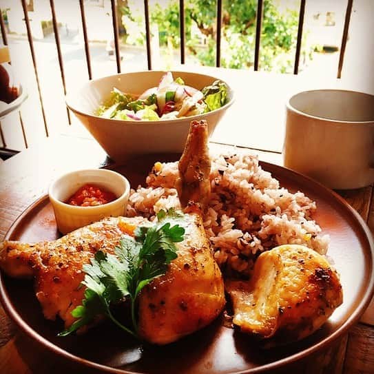 T.G.HEARTH TGハースのインスタグラム：「こんにちはTGハースです！﻿ 今日はチキンの日🐓﻿ ¥1300→¥1000なんです！！﻿ 毎週金曜日やってますので是非お試しあれ〜🤓﻿ ﻿ チキンフルサイズ¥1980とお得になってます‼️﻿ すぐ電話↓↓↓期間限定なのでお早めに〜💕💕💕﻿ ☎️03-6416-9445←ﾖｳﾁｪｹﾗ👍﻿ ⭐️旨辛フェアも絶賛開催中なのでテイクアウトチキンの味変更やハーフ&ハーフも対応してます🤓﻿ ﻿ ﻿ ◆モバイルオーダーも出来るようになりました✨﻿ プロフィールからHPをアクセスしてください♪﻿ モバイルオーダー﻿ https://tgh.for.dinii.jp/﻿ ﻿ ◆Uber eats・menu・出前館によるデリバリー﻿ 11:30〜21:00﻿ ﻿ ◆LINE@登録お願いします♪﻿ https://lin.ee/g0H4jc6﻿ ﻿ ﻿ 皆さまの笑顔に会えますように！💕💕💕﻿ ﻿ #TGハース#代官山ディナー#代官山ランチ#恵比寿グルメ#恵比寿ビストロ#恵比寿ディナー#代官山グルメ #ハース #代官山テイクアウト#恵比寿ランチ#ラクレット#チーズ#ロティサリーチキン#恵比寿ご飯#menu#恵比寿ワイン#テイクアウト#渋谷ディナー#恵比寿チーズ#tghearth#渋谷グルメ#渋谷ランチ#恵比寿チーズ#恵比寿カフェ#チーズケーキ#渋谷テイクアウト#恵比寿新聞#恵比寿ビール#チーズフォンデュ#恵比寿テイクアウト」