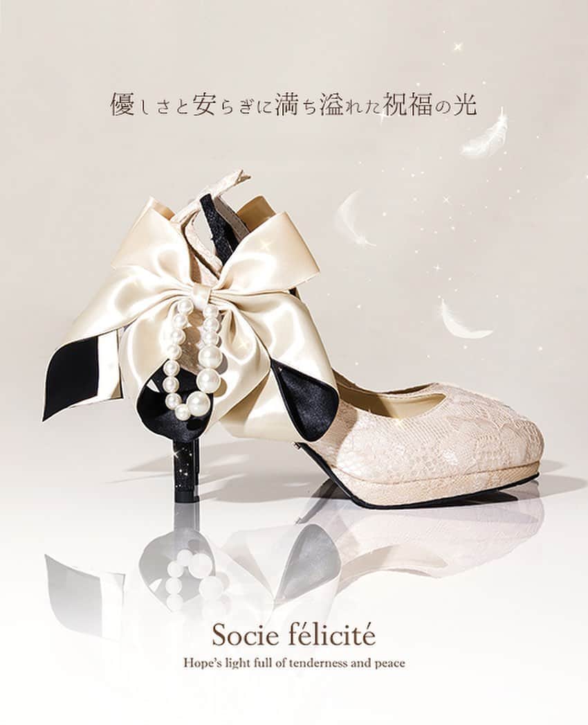 のインスタグラム：「【この投稿をご覧の皆さまへ】﻿ こんにちは！池上です。﻿ 是非！コレクションに保存・ストーリーズでシェアをして感想を聞かせて下さい💌﻿ マイラクラシックの企画チームへ要望を反映させていただきます🥰﻿ ﻿ 【商品の魅力を簡単にわかりやすく】﻿ 本日のご紹介は、ロングセラー作品のリニューアル﻿ 新作『ソシエ・フェリシテ』です。﻿ ﻿ こちらは皆さんの特別で、大切な１日﻿ 結婚式や二次会にもお選びいただく事が多い作品です👼﻿ ﻿ マイラクラシック企画室で取らせていただいた﻿ 皆さんのアンケート結果で決定した﻿ ”アンクルストラップ"での展開となりました✨﻿ ﻿ 最新作では、バイカラーの新色﻿ 『インテグレィテッドローヴ』も登場しております。﻿ "integrated” とは ”統合された" を意味します。﻿ 最新作も、愛していただければ嬉しいです。﻿ ﻿ ﻿ 【特別イベント開催中】﻿ 新作 ”プリンセスコレクション クロワ・ヘアオブジェ マスクリーフ”﻿ ノベルティイベント🎀﻿ ﻿ ＼数量限定／﻿ 23,000円以上ご購入いただいたお客様に﻿ 先着順でプレゼントさせていただいております🎁﻿ ﻿ クーポンコードは﻿ ストーリーに記載しておりますので﻿ 是非❣️ご覧下さいね。 ﻿ ﻿ #ウエディングシューズ #プリンセスウェディング﻿ #ウェディングシューズ #ブライダルシューズ﻿ #weddingshoes #weddingheels #brideshoes #weddingheels﻿ #プレ花嫁 #ウエディングドレス選び ﻿ #プレ花嫁さんと繋がりたい #二次会ドレス #二次会コーデ #二次会シューズ ﻿ #運命の一足　#リボンのサンダル　#リボンの靴﻿ #リボンのパンプス #ハイヒール  #マイラクラシック #maylaclassic #体温が2度あがる」