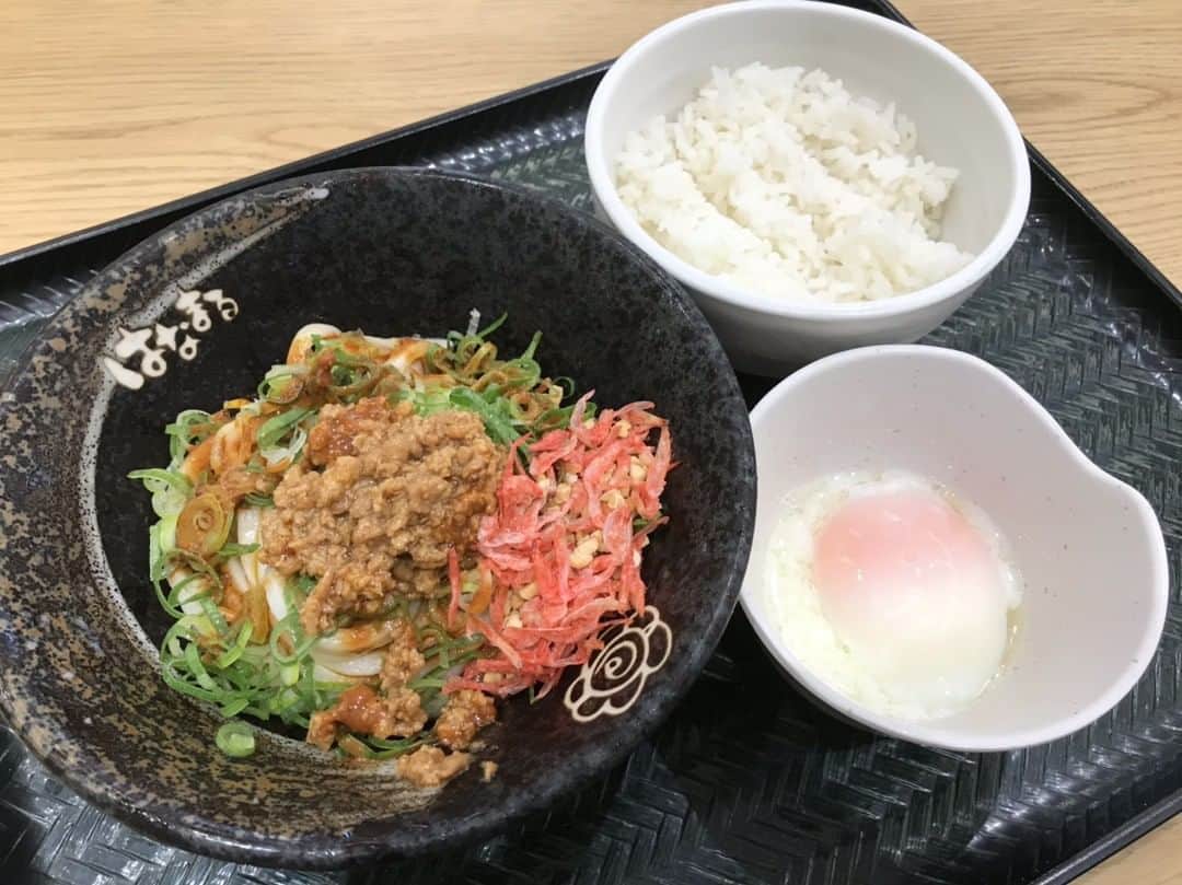 はなまるうどんのインスタグラム：「「#痺れの赤」なんて、ちょっと恐ろしいコピーが…😝 そんな、#汁なし冷やし赤担々うどん  💎おススメの食べ方💎　だまされたと思って試して。 ①まずはシンプルにそのままの味で、②追い玉子で半熟たまごを追加して味変、③最後に追い飯でごはん投入  チャレンジするには十分すぎる暑さの金曜日🏊🏿‍♀️👒」