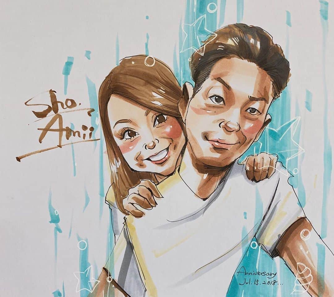 似顔絵★𝗚𝗢𝗥𝗜𝗞𝗜𝗡𝗚のインスタグラム：「同じ方からの2枚目💕  . . こちらは、 ご夫婦お二人を、 #gorikingの小洒落てみたシリーズ で💕⭐️✨ . . . 爽やかなターコイズブルー🐚⭐️✨ . .  過去の作品を沢山参考にしていただきうれしいです💕 . . . 素敵なご依頼ありがとうございました❤️⭐️✨ . . . ❌❌現在は、予約受付終了してます❌❌ 。 . . .  2020年度ご予約のお客✨ 現在45番までの方へ案内中です🌟✨💕 DMの確認いただきgmailへ返信宜しくお願い致します🙇‍♀️🌟✨✨ . . . .  次回の予約応募は、2020年のご予約分を書き終える予定の 来年春から夏頃の、、、予定です。 ※あくまでも予定なので前後します🙇‍♀️ . . . .  オーダー再開の際には 人数制限あるため必ず予約ができるわけではございません。 そのことも踏まえた上で 次回ご検討いただけると嬉しいです(^^) . . また、結婚式の使用を考えてくださる方も多いです✨  前々からお伝えしていますが、 基本的に予約順に対応しているため、 近々の納期を希望される方は、 対応できないこともあるので、 あらかじめご了承ください💦 . . . . . ※今回予約が取れた方へ※ . .  写真がまだ用意できてない、入金が遅れそうなど、状況により、順番が前後することもございます‼️ あらかじめご了承ください。 。 . . . また、芸能人、キャラクターのオーダー、パロディ風オーダーはお断りしています。  芸能人については、ご本人様に直接プレゼントなどはOKです。 . . . . . . 💰料金表は過去投稿記事みてね❤💰 . . . . . ➡️ハッシュタグ⇨ goriking117料金表2019⬅️ . . ✨✨✨✨✨✨✨✨✨✨✨✨✨✨✨✨ @by.goriking のアカウントでは、 過去書かせて頂いたお客様方からの、 似顔絵のその後のお写真をいただき、 投稿しております^ - ^❤️❤️ 玄関に飾ってある似顔絵、 渡した瞬間のお写真、 ご本人とのお写真などなど💕 いろんな場面でのお写真お待ちしております^ - ^✨⭐️ . . . .  .  #似顔絵#pencildrawing#drawing#pencil#illust#painting#art#artwork#絵描きさんと繋がりたい#似顔絵師#gorikingの似顔絵屋さん#仲良し家族#仲良し夫婦#おしゃれ#ターコイズブルー#turquoiseblue#turquoise#夫婦#comicart#anime#animeart#comicartist#animejapan」
