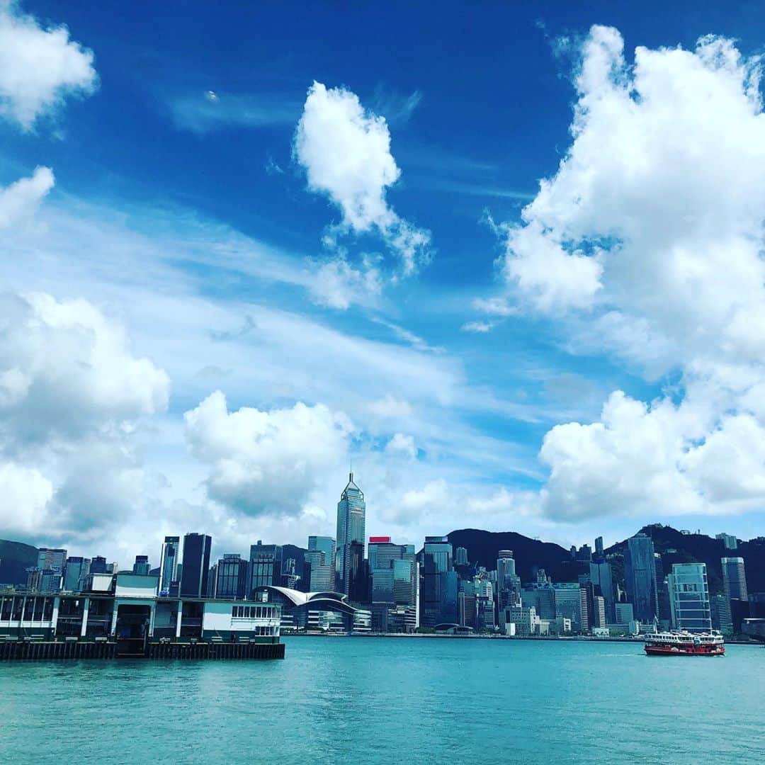 Liaさんのインスタグラム写真 - (LiaInstagram)「みなさん、いかがお過ごしですか？昨日は異常に日差しが強く暑い日でした。でも、空が綺麗だった〜。最近は香港には珍しく空気澄んで空が綺麗です😊 #青空 #綺麗な空 #beautifulview」8月7日 12時03分 - lia_vocalist