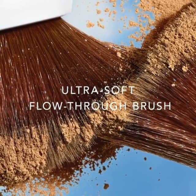 のインスタグラム：「ブラシタイプの〈パウダーミーSPF30ドライサンスクリーン〉﻿ ﻿ 職人の手によってつくられたブラシは、まるで本物の動物の毛のような合成毛は、滑らかな肌触りで、肌触りも優しく、簡単にムラなく塗布する事が可能です。」