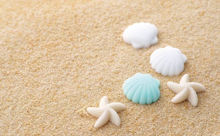 Komayaのインスタグラム：「. 【心ときめく夏を飾ろう】 浜辺に打ちあげられたのは、きらりと光る『貝殻とヒトデ』小さな夏のかけらを並べたテーブルは、まるで海沿いのカフェのような雰囲気です。シュガーポットや小皿にもこだわって、真夏のティータイムをおしゃれに飾ってみませんか？ . . 【海風そよぐマリンテイスト】 インテリア雑貨などでも大人気の海のモチーフ。砂浜を連想させる白とベージュの中に、美しい波の色を散りばめました。普段使いはもちろんのこと、夏や海をテーマにした結婚式のプチギフトにもおすすめです。 . . #物語のある砂糖#駒屋#砂糖#角砂糖#シュガー#sugar#夏#summer#貝殻#ヒトデ#海#海沿い#海沿いカフェ#カフェ#cafe#おうち時間#おうちカフェ#ステイホーム#家が好き#暮らしを楽しむ#ベランピング#キャンプ#アウトドア#おしゃれ#おもてなし#ギフト#プチギフト#プレゼント」