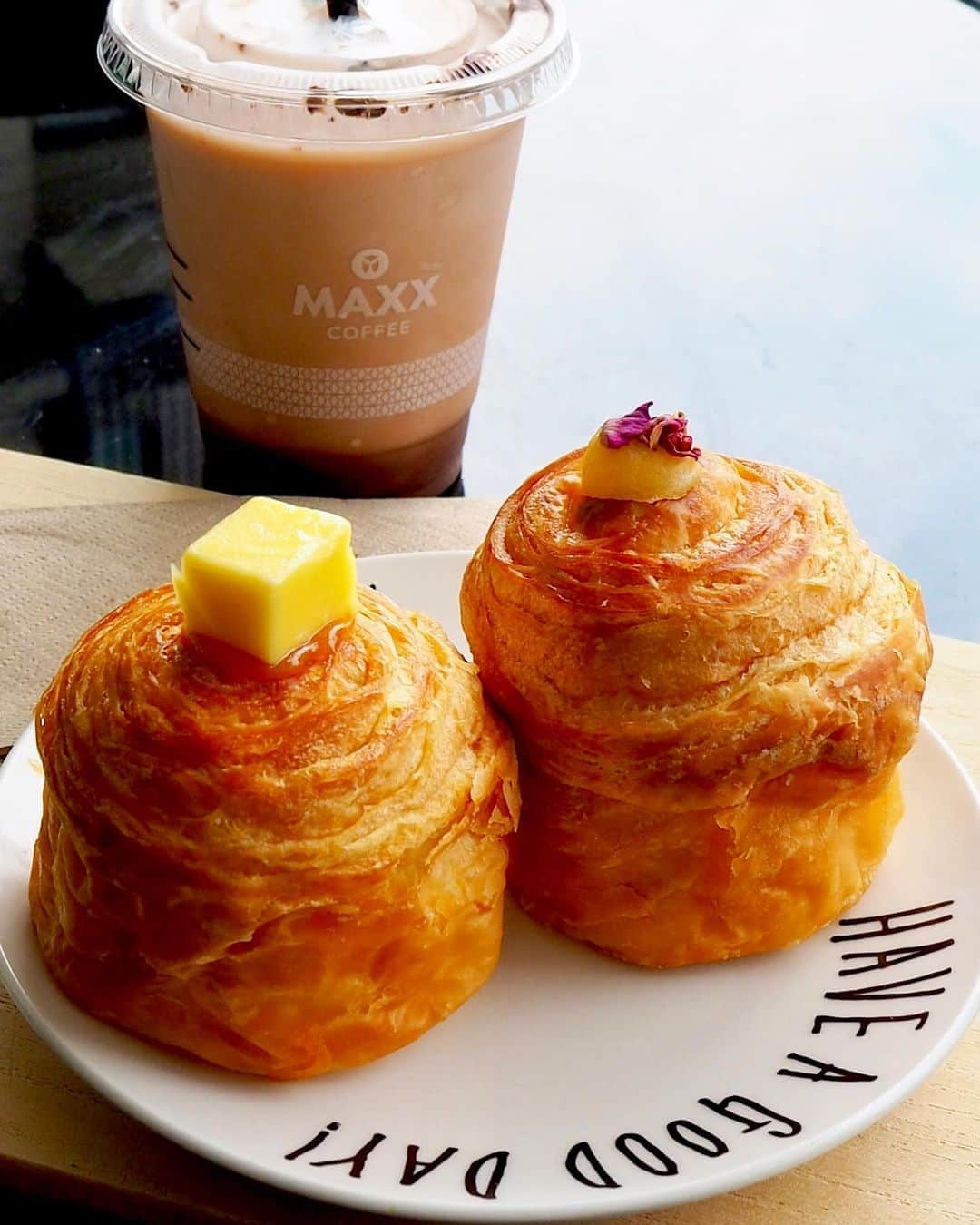 Li Tian の雑貨屋さんのインスタグラム写真 - (Li Tian の雑貨屋Instagram)「If only if I can slack and chill out like this everyday 😎 🏝  Cold Brew Chocolate with Kaya Butter and Bandung cruffins @sgmaxxcoffee 🏖Time to countdown to the long weekend ahead 🙌🏼  • • • #singapore #desserts #igersjp #yummy #love #sgfood #foodporn #igsg #ケーキ  #instafood #gourmet #beautifulcuisines #onthetable #snacks #cafe #sgeats #f52grams #bake #sgcakes #feedfeed #pastry #foodsg #cake #cakestagram #savefnbsg #pastry  #chocolate #sgbread #croissants #sgcafe」8月7日 12時11分 - dairyandcream
