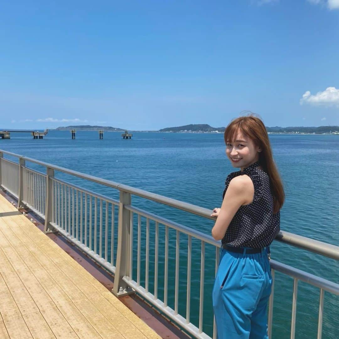 鈴木えりかのインスタグラム：「. うみ🐚 眩しくって目が開かなかった😎 見てるだけでもいいリフレッシュになったな〜 . . . . #海 #青 #夏 #ポケットに携帯入れたまま #笑 #summer #sea #🌊」