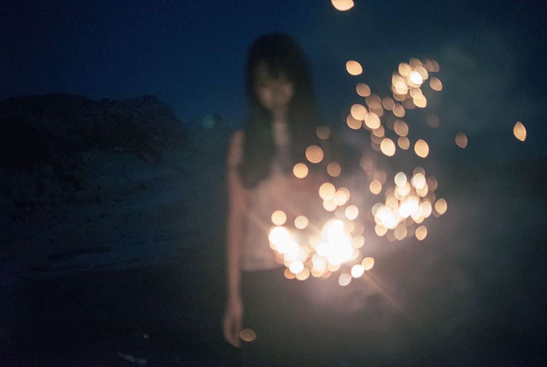 haraoのインスタグラム：「夏のマボロシ - - - - - - - - - - 自らの内に潜む感情や、記憶の断片のイメージを 写真で表現しています。 - 作品撮りにご協力頂ける方、募集中 撮影依頼もお待ちしています☺︎ - ＃被写体募集 Contact ▷ DM - - - #fireworks  #sonya7 #distagon . #いつか見た夢の中で #vsco #oldlens #cinematography . #GPW_members_only #as_archive #into_the_screen #indies_gram #indy_photolife #screen_archive #curbonjp #cinesomnia #photocinematica #realismag #analoguepeople #analoguevibes #tokyocameraclub #reco_ig #jp_mood #streetclassics . #Instagram #InstagramJapan #オールドレンズ #オールドレンズに恋をした #儚くて何処か愛おしい様な #なんでもないただの道が好き」