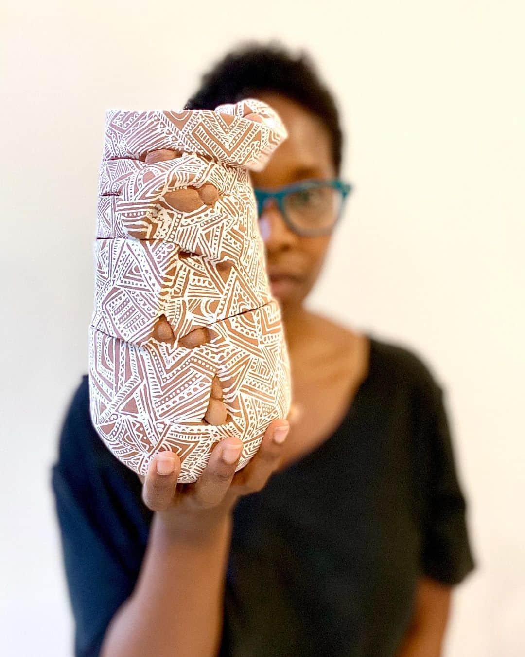 のインスタグラム：「Patterns make bold statements, and color can be intensely powerful. They both retain a beautiful ability to stir-up emotions, draw attention, and connect people. As a mixed-media artist, I use pattern and color to transform any surface using marks and motifs that evoke memories from the past. . The bold, organic patterns are etched freehand using underglazes and wax to reference the dye resist technique used in Adire textiles.  This is the vessel before glazing, check out instastories to see the after. @malene.barnett . . . #clayartist #sculpture #handbuilt #handmade #clayart #sculpture #contemporaryart #modernart #ceramic #artist #blackartist #blackart #stoneware #madeinskutt #clay #ceramicartist」