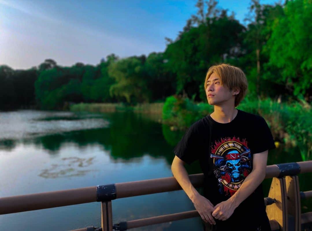 のインスタグラム：「高校生の時よく行っていた井の頭公園。 自然が多くてめちゃくちゃ好きな場所😊  GUNSの古着のシャツ 最近のお気に入り！！  最近日焼けしちゃいました😭笑  #instagood#actor#俳優#hair#style#l4l#f4f #followme #fashion #model #ootd #instafashion #workout#cinema#cinematic#cinematicvideo#cinematicvlog#cinematicvlogger#vlog#vlogger#filmmaker#フィルムメーカー#吉祥寺#井の頭公園」