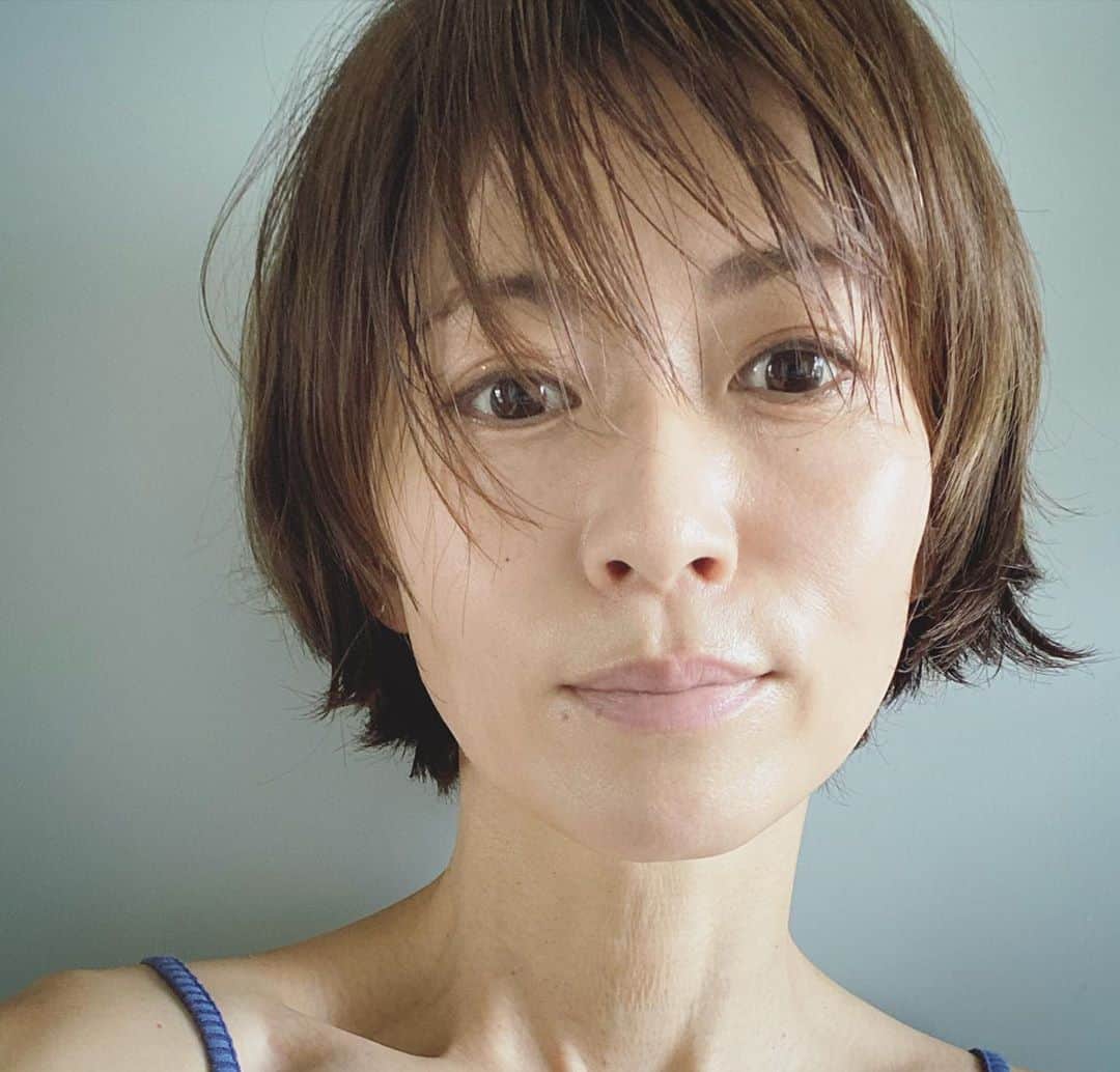 畑野ひろ子のインスタグラム：「暑いですね☀️ 今日も洗濯日和😁家事だけでもかなりの汗💦 一休みは、専らウィルキンソン❤️グレープフルーツ味でリフレッシュ。」