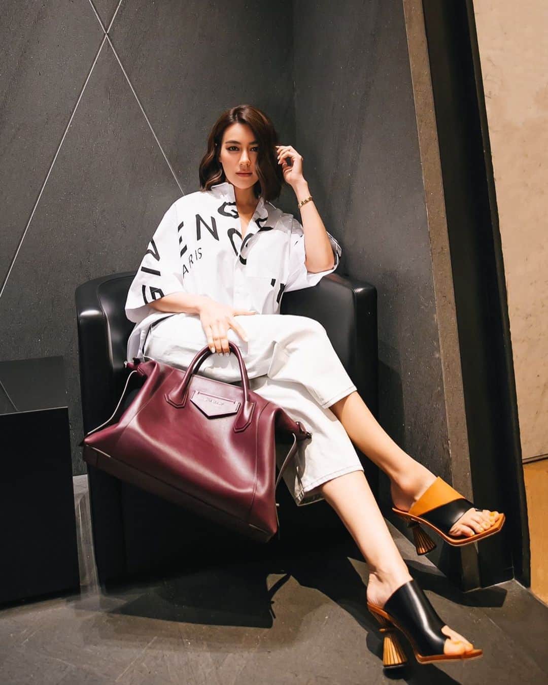 キンバリー・アン・ウォーテマス・ティアムシリのインスタグラム：「Can't get enough of the new Antigona 🤎  #GivenchyAntigonaSoft #GivenchyBag #GivenchyFamily @givenchylism」