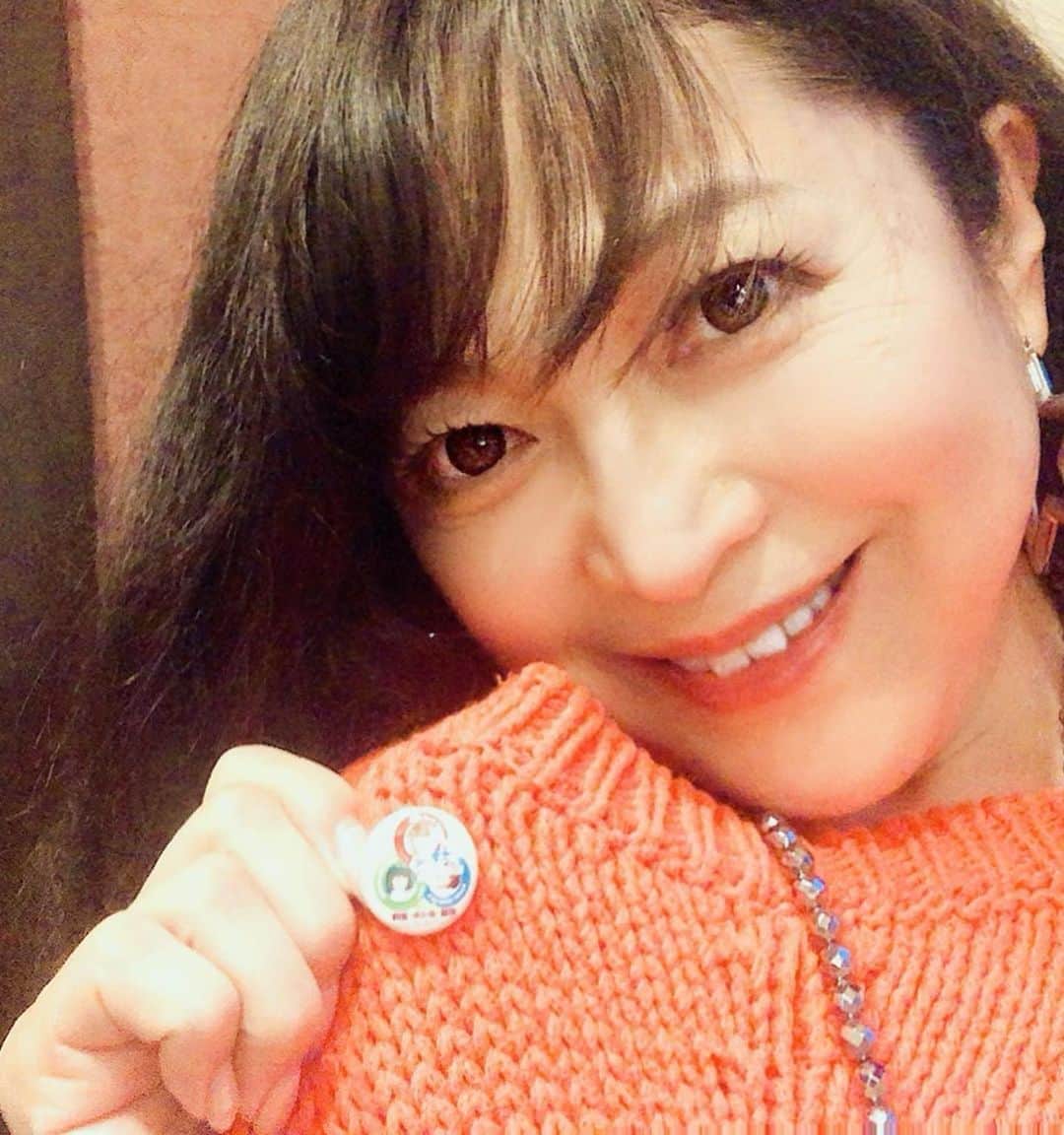 のインスタグラム：「昨日のラジオ❣️  （原めぐみofficial） 6pics  photos Swipeーーー▶︎▶︎▶︎ 歌穂ちゃん、智美ちゃん、私の3人組CDを買うと 付いてくるバッジだそうです。ファンの方から頂いちゃいました^ ^✌️ https://ameblo.jp/meguming5/entry-12616189983.html  #原めぐみ  #原めぐみのenjoyトーク  #白石恭子  さん #酒井雅敏  #80年代アイドル  #megumihara #singer  #ラジオ  #レインボータウンfm  #大江戸放送局  @meguming.h」