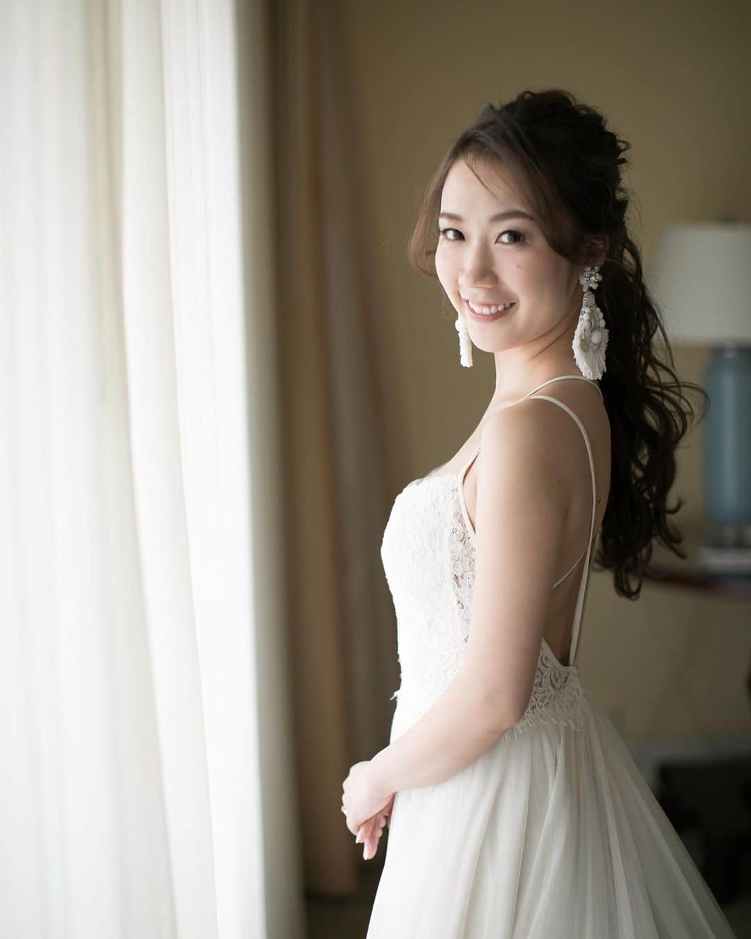 RealWeddingsのインスタグラム：「シーンに合わせてヘアスタイルをアレンジ♡ .  Planning:@realweddings_hawaii﻿ Photo:@visionarijapan﻿  @jasondengphoto﻿ Hair&MakeUp:@bilino_hairmake @bilino_naoko  Flower:@deux_feuille   #hawaii#wedding#instawedding#resortwedding#hawaiiwedding#hawaiiweddingplanner#realweddings_hawaii﻿#kahalahotel  #ハワイ挙式#ハワイウェディング#ハワイ婚#リゾ婚#リゾ婚ハワイ#海外ウェディング#ハワイ結婚式#プレ花嫁#フォトウェディング#海外挙式#花嫁準備#日本中のプレ花嫁さんと繋がりたい#全国のプレ花嫁さんと繋がりたい#リゾートウェディング#2020年冬婚#2021春婚#結婚式準備#カハラホテル#カハラウェディング ﻿ ﻿」