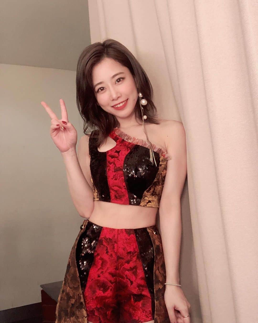 のインスタグラム：「新衣装☺️☺️☺️ めちゃかわです☺️☺️ しげたさんいつも斬新かつセクシーかつかっこいいかつ可愛い最高の衣装をありがとうございます〜！！！🥰  メジャーデビューシングル 「ドント・ストップ・ザ・ダンス」 2020/9/23リリース決定しました☺️ これからも頑張るぞ〜！！！！」