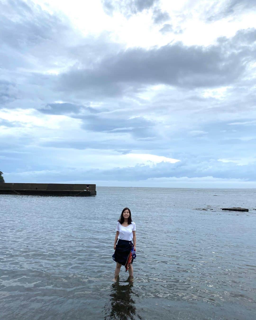 のインスタグラム：「梅雨真っ只中だった時の海🏖 友達が細い裏路地を入ってみようよ、と言うので歩いてみたら海に繋がっていました🐬 寄り道最高だと思った。サンダルのまま今年最初の海に入る。  #澤真希 #女優 #昭和女優 #オトナ女子　#海 #江ノ島 #japaneseactress  #actress #instajapanese #japanesegirl #ポートレート #写真好きな人と繋がりたい #ポートレート好きな人と繋がりたい #ポートレート写真 #ポートレート撮影 #portrate  #photography」