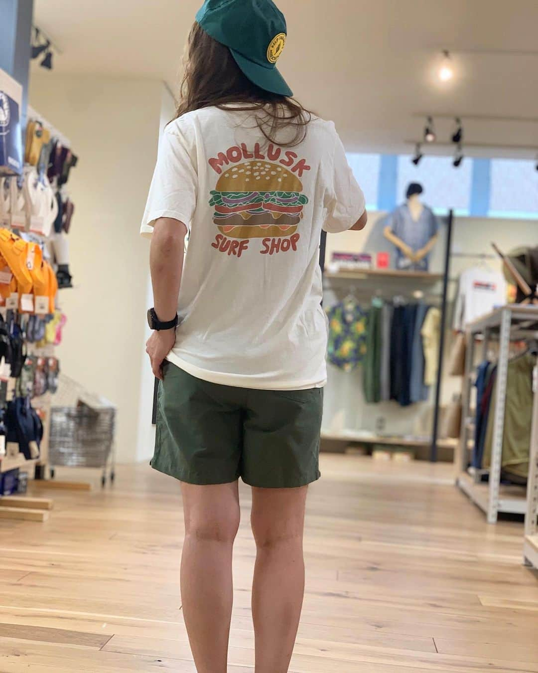 SUNDAY MOUNTAINさんのインスタグラム写真 - (SUNDAY MOUNTAINInstagram)「【Mollusk Surf Shop モラスクサーフショップ再入荷🏄‍♂️】 * 2005年に誕生したサンフランシスコ発のサーフブランド「Mollusk Surf Shop（モラスクサーフショップ）」カリフォルニアテイストあふれるデザインを求めて わざわざ遠方から訪れるサポーターも多い。雑誌SafariやFineでも紹介される、今注目のサーフ系ブランド！  シーズンごとにサーフモチーのプリントTが、西海岸のローカルサーファーから支持を集めています🌈  デザインソースは、サーフカルチャーやアート、ミュージックや映像など。他ジャンルからインスピレーションを受け、アイテムのデザインに落とし込まれている。日本ではなかなか手に入らない西海岸のローカルブランドを是非ご覧下さい♪  Tシャツ  Cap pants short pants shirt 等入荷！ *  * 営業時間：11:00~19:00 (水曜日定休) ＝＝＝＝＝ * * * #THEGATEbySUNDAYMOUNTAIN #sundaymountain #サンデーマウンテン #アウトドア #アウトドアショップ #アウトドアファッション #キャンプ #キャンプギア #ハイキング #福井  #パタゴニア　 #ノースフェイス　 #アークテリクス　 #スノーピーク  #コールマン　 #アンドワンダ ー #グラミチ　 #グリップスワニー　 #山と道 #SOTO #CHUMS #サンダル #KAVU #キャプリーン #モラスクサーフショップ #MolluskSurfShop」8月7日 12時35分 - sundaymountain