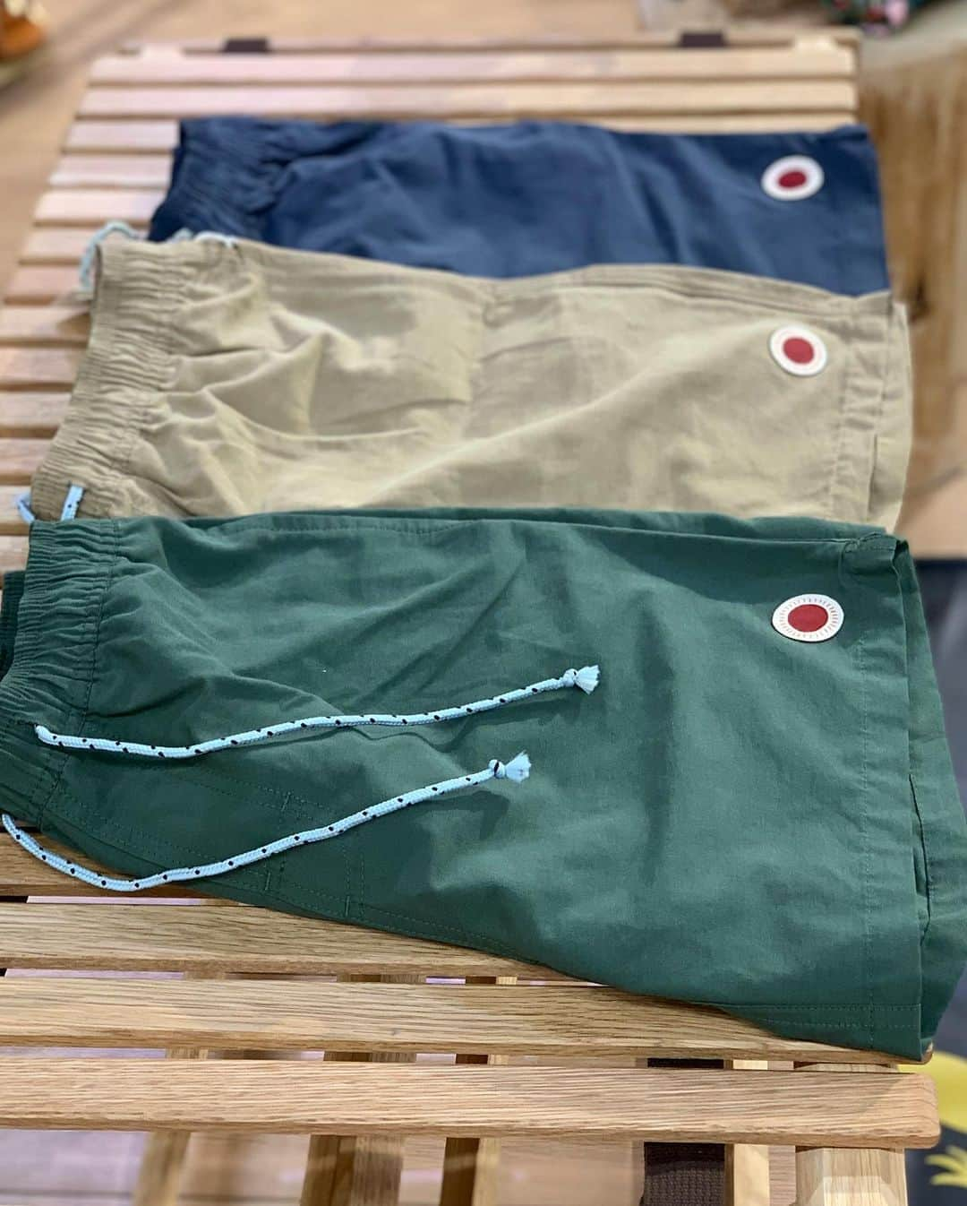 SUNDAY MOUNTAINさんのインスタグラム写真 - (SUNDAY MOUNTAINInstagram)「【Mollusk Surf Shop モラスクサーフショップ再入荷🏄‍♂️】 * 2005年に誕生したサンフランシスコ発のサーフブランド「Mollusk Surf Shop（モラスクサーフショップ）」カリフォルニアテイストあふれるデザインを求めて わざわざ遠方から訪れるサポーターも多い。雑誌SafariやFineでも紹介される、今注目のサーフ系ブランド！  シーズンごとにサーフモチーのプリントTが、西海岸のローカルサーファーから支持を集めています🌈  デザインソースは、サーフカルチャーやアート、ミュージックや映像など。他ジャンルからインスピレーションを受け、アイテムのデザインに落とし込まれている。日本ではなかなか手に入らない西海岸のローカルブランドを是非ご覧下さい♪  Tシャツ  Cap pants short pants shirt 等入荷！ *  * 営業時間：11:00~19:00 (水曜日定休) ＝＝＝＝＝ * * * #THEGATEbySUNDAYMOUNTAIN #sundaymountain #サンデーマウンテン #アウトドア #アウトドアショップ #アウトドアファッション #キャンプ #キャンプギア #ハイキング #福井  #パタゴニア　 #ノースフェイス　 #アークテリクス　 #スノーピーク  #コールマン　 #アンドワンダ ー #グラミチ　 #グリップスワニー　 #山と道 #SOTO #CHUMS #サンダル #KAVU #キャプリーン #モラスクサーフショップ #MolluskSurfShop」8月7日 12時35分 - sundaymountain