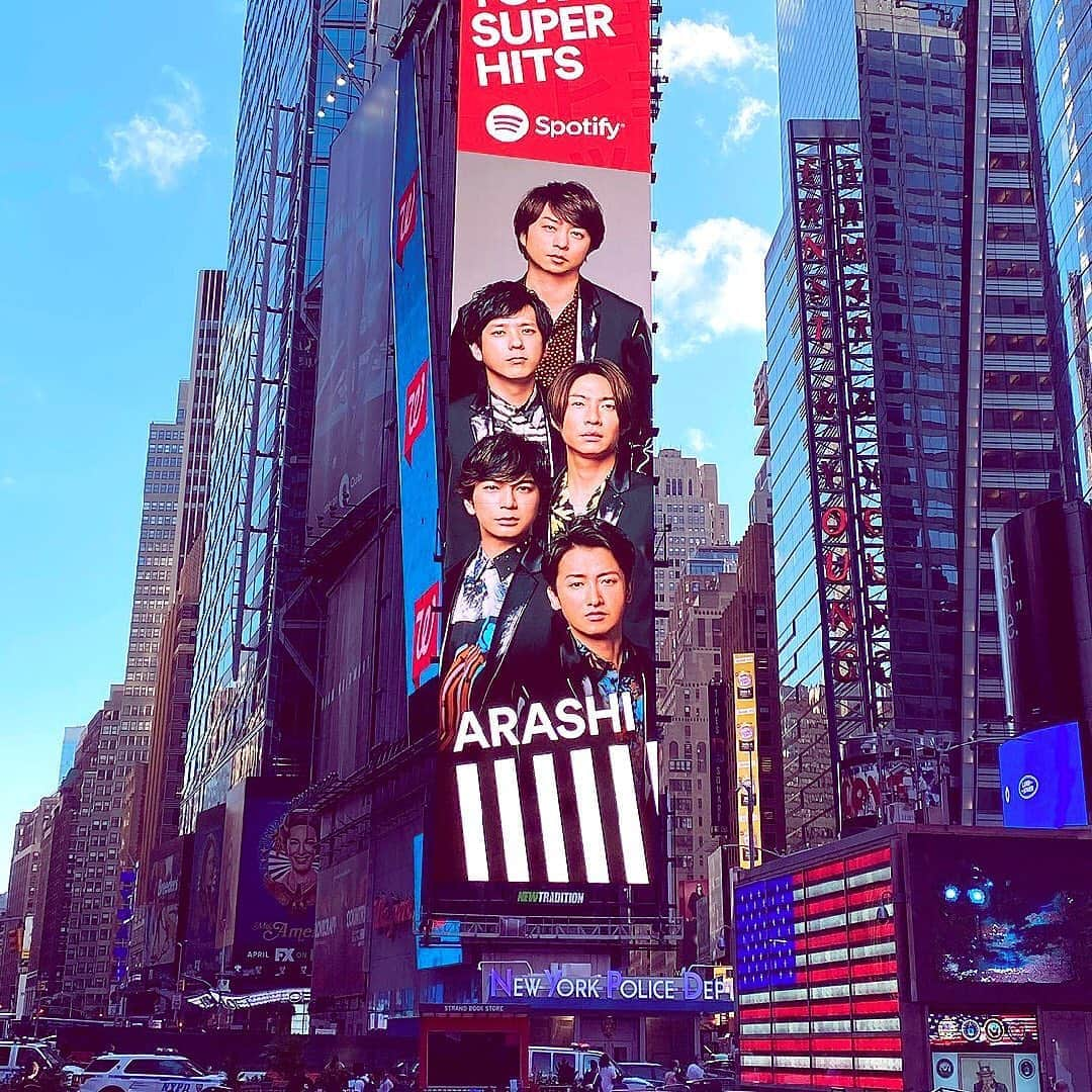 嵐（ARASHI）さんのインスタグラム写真 - (嵐（ARASHI）Instagram)「新曲「IN THE SUMMER」をSpotifyの"Tokyo Super Hits!"プレイリストで聴いてね！ グローバルキャンペーン広告として、大きな嵐がL AとN Yにも出現中です🕺🕺🕺🕺🕺🎶 Check out ARASHI in LA & NYC! Listen to #INTHESUMMER now on the "Tokyo Super Hits!" playlist - only on @spotify & @spotifyJP!  Link in bio. #ARASHIonSpotify」8月7日 12時30分 - arashi_5_official