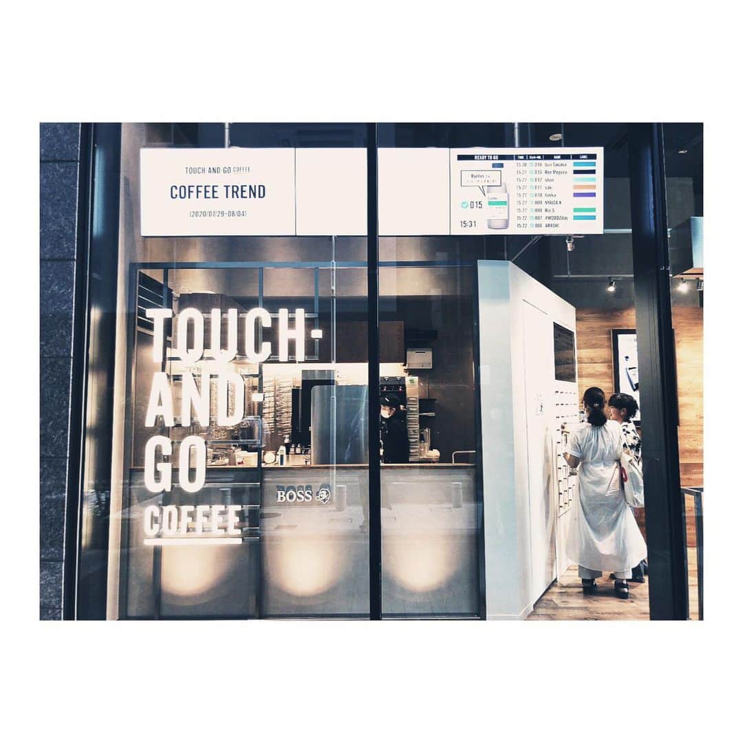 四宮吏桜さんのインスタグラム写真 - (四宮吏桜Instagram)「"Touch-And-Go Coffee"  意外とさっぱりしてて 飲みやすかった^ ^ 最近何かと口癖"映え"です🤣🤣w  あとたまたま乗り換えで降りた"神田駅"なんか飲み屋街的な？感じでそっちに惹かれそうでした😳😳w  #一日一投稿 #インスタ映え #映え #touchandgocoffee  #cafe #cafestagram  #coffeetime  #cafelatte  #日本橋 #tokyo   浅草のホッピー通りも、下北の古着散策兼飲み屋街散策も、神田駅の通りも 行きたいところだらけだけど。 まだまだ怖いけん出辛いよね。。。 だから、会う人会う人との行きたいところ増えて多分リストにしないと覚えられないって話🙄🤣」8月7日 12時30分 - rio_s_0221