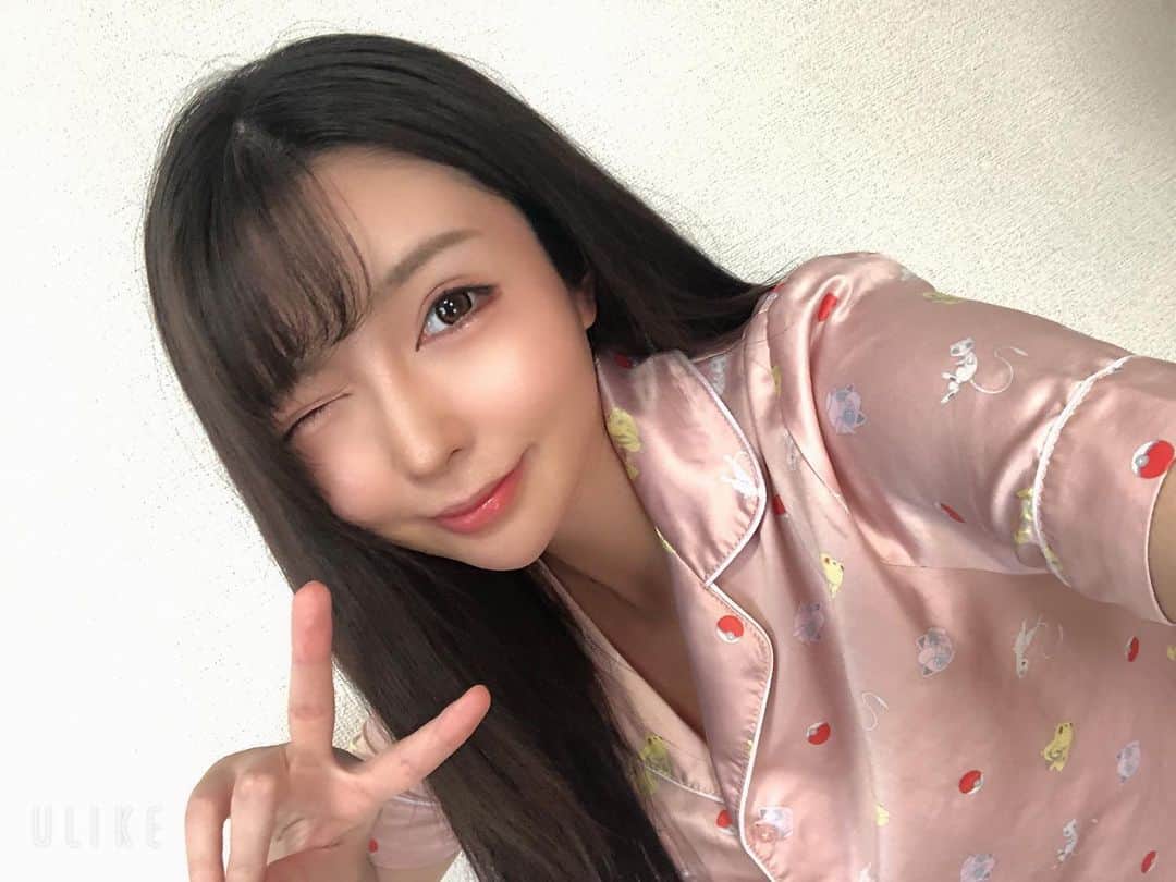 のインスタグラム：「あつつつつつつい😢  この時期のエクステ大変だぁぁ笑  #エクステ#プルエクステ#熱い#夏 #パジャマ#ルームウェア #ポケモン #暗髪カラー #暗髪 #シールエクステ #スキンケア #スキンケアマニア #メイク #盛れてる #av #女優#porn#star #応援宜しくお願いします #♥️」