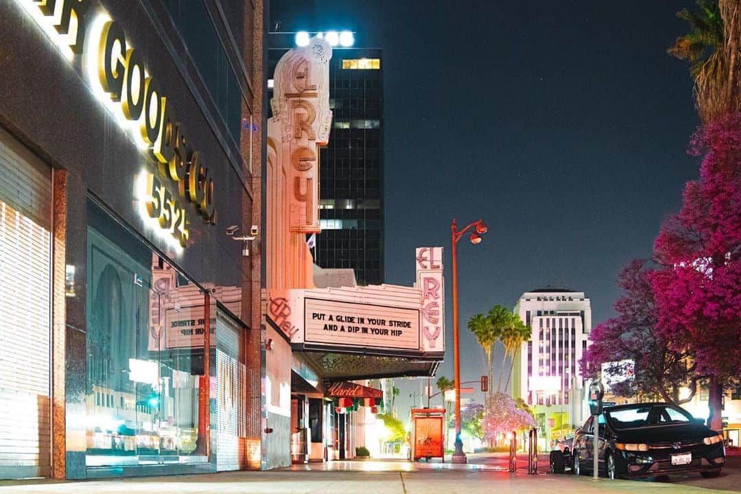 のインスタグラム：「“Instead of shooting people with masks, I thought that I would start documenting things that mattered to me the most — the places where all the magic happened. I started looking for #venues where I had documented #music before. We do not know if these venues are going to survive, so I wanted to make sure that the history remained somewhere." 🎶  Since May, #LosAngeles nightlife photographer @farahsosa has been capturing her city’s #COVID-closed music venues, working on dark, empty, and often eerie streets. 📸  Swipe ↔️ to explore the shuttered venues and tap the link in our bio to learn more.」