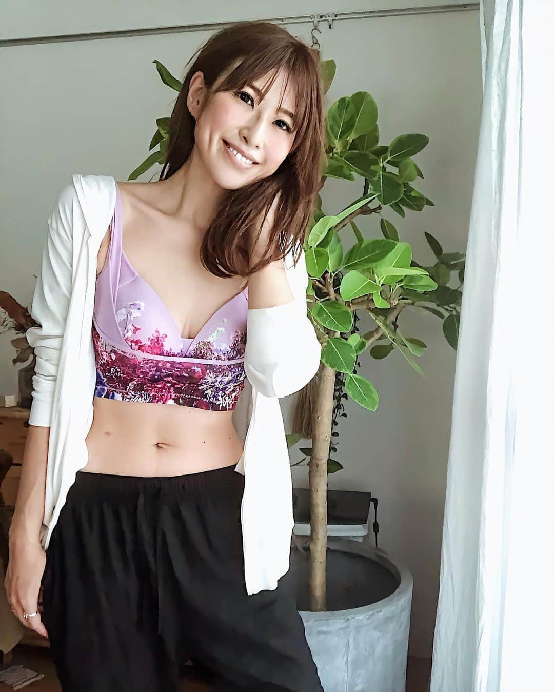 のインスタグラム：「@drmethod_official 新色😊 補整下着はバストを綺麗に保つものだから 少しずつ買い足して、いろいろ試してるんだけど、 ドクターメソッドは締め付け感がダントツなくて、すごい楽なの😊✨ 見た目も花柄が下着っぽくなくてお洋服感あるよね🌸 URLはこのあとストーリーに貼っておきます！ ・ ・ #ドクターメソッド #セレブラ#ナイトブラ」