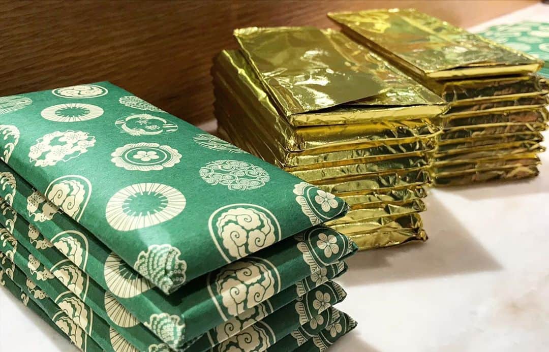 のインスタグラム：「⠀ ⠀ ⠀ 宇治抹茶バーの和紙が届きました！ ⠀ 丁寧に金紙に包んで、加熱した和紙でラッピング。 宇治抹茶バーは、京都店限定で発売予定です！ 発売まで、楽しみにもう少しお待ちくださいね🍵 ⠀ ⠀ ⠀ ⠀ 詳しくは本日のニュースレターもご覧ください！ ニュースレターは、プロフィールページのHＰから登録できます。 ⠀ ⠀ ⠀  #greenbeantobarchocolate  #beantobar #japanesebeantobar #chocolat #chocolate #craftchocolate #allhandmade #nakameguro #tenjin #cacao #cafe#カカオ #グリーンビーントゥバーチョコレート #中目黒  #日本橋 #天神 #チョコレート #ビーントゥバー #カフェ #ボンボンチョコレート#京都新風館」