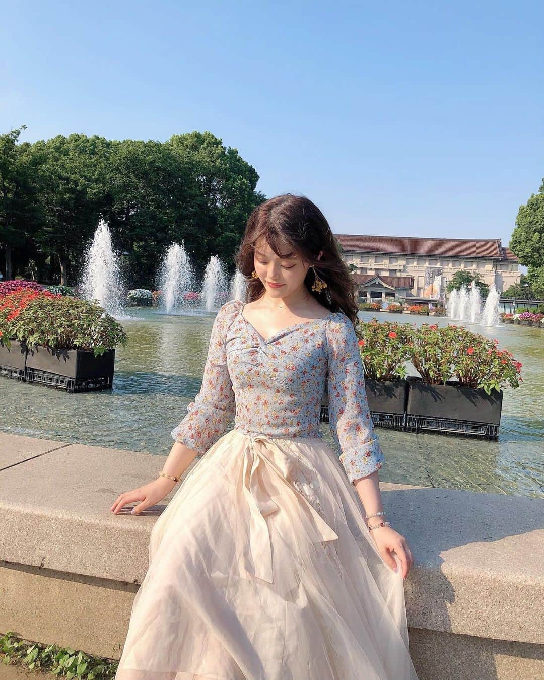 のインスタグラム：「公園でプラっとお散歩したあとは日焼けのケアでパックは欠かさずしてるよ🐻✩.*  トップス @petale_official  スカート @poprea_official   4枚目の写真は @fujimi_official さんに頂いたパーソナライズ フェイスマスクで、日焼けが心配な日や週1の特別ケア用☺️  お肌の弱い方や敏感肌でも安心な 6つのフリー ︎︎︎︎☑︎パラペンフリー ︎︎︎︎☑︎防腐剤フリー ︎︎︎︎☑︎鉱物油フリー ︎︎︎︎☑︎旧表示指定成分フリー ︎︎︎︎☑︎アルコールフリー ︎︎︎︎☑︎紫外線吸収剤フリー  なのと、美容液が2層になっててそれを混ぜる瞬間がビーフリード作ってるみたいで好き🤣  美容液がたっぷり入ってるから余った美容液は体にたっぷり塗り塗りしてるよ🥰  #FUJIMI #美容  #美容好きさんと繋がりたい  #美容好き #スキンケア  #スキンケア好きさんと繋がりたい  #スキンケア好き #フェイスマスク  #フェイスマスク大好き  #パーソナライズ  #パーソナライズマスク  #PR #韓国ファッション  #トップス #花柄トップス #レーススカート #ロングスカート #お散歩 #噴水 #上野公園 #看護師 #ビーフリード」
