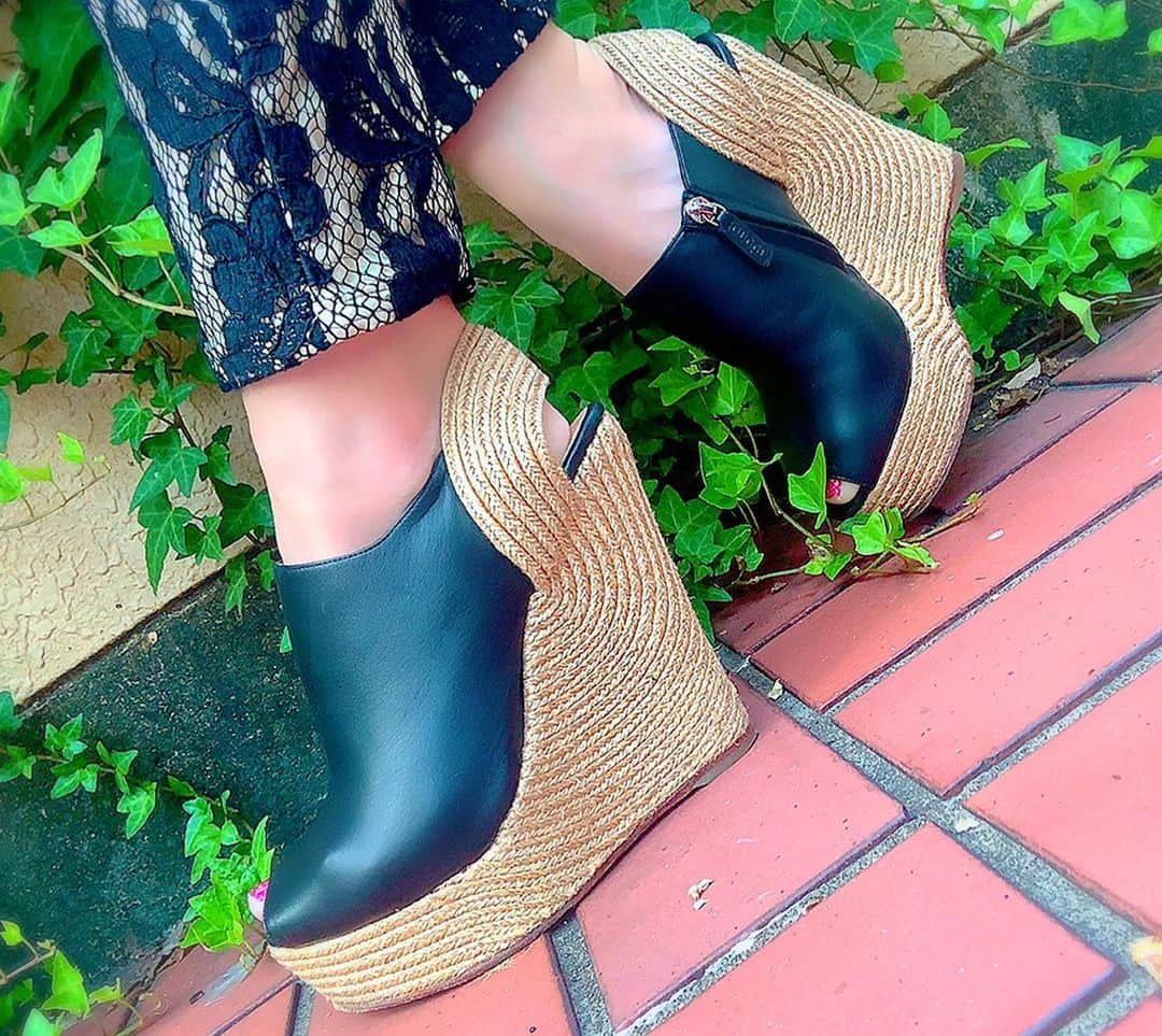 百合華さんのインスタグラム写真 - (百合華Instagram)「お気に入りのブーサン🖤  #gucci  #グッチ #ブーサン  #ウェッジソール  #お気に入り #色違い #イロチ買い  #素敵な靴は素敵な場所へ連れて行ってくれる  #お散歩」8月7日 12時41分 - yurika.lovelily