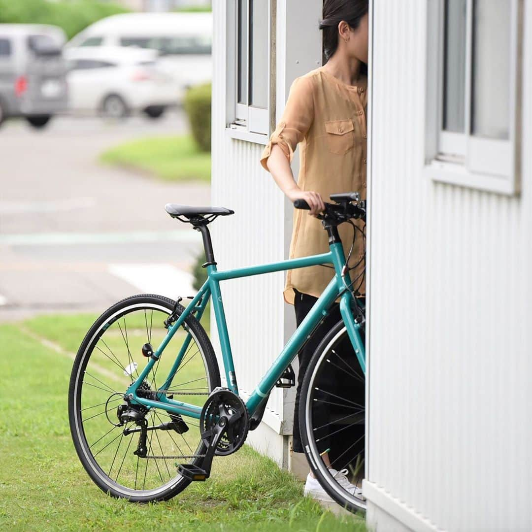 GREEN LABEL*グリーンレーベル*クロスバイクのインスタグラム：「夏休みに、お盆休み。お休み中に自転車に乗らない方。 自転車は雨や直射日光の当たらない場所に駐輪することをおすすめします。屋外で保管する場合は、サイクルカバーをかけておくと汚れ防止になりますよ◎ . BIKE：CYLVA F24／コバルトグリーン ロイヤルサイクルカバー（TYPE B）：CV-KMS4／メーカー希望小売価格\4,500 (税抜き) https://www.bscycle.co.jp/products/option/cyclecover/CV-KMS4/index.html . #自転車の保管 #CYLVA #シルヴァ #CYLVAF24 #シルヴァF24 #クロスバイク #BRIDGESTONE #BRIDGESTONECYCLE #BRIDGESTONEGREENLABEL #ブリヂストン #ブリヂストンサイクル #ブリヂストングリーンレーベル #自転車 #bicycle #自転車のある風景 #サイクリング #自転車のある生活 #自転車のある暮らし #自転車大好き #自由とおしゃれとブリヂストン」