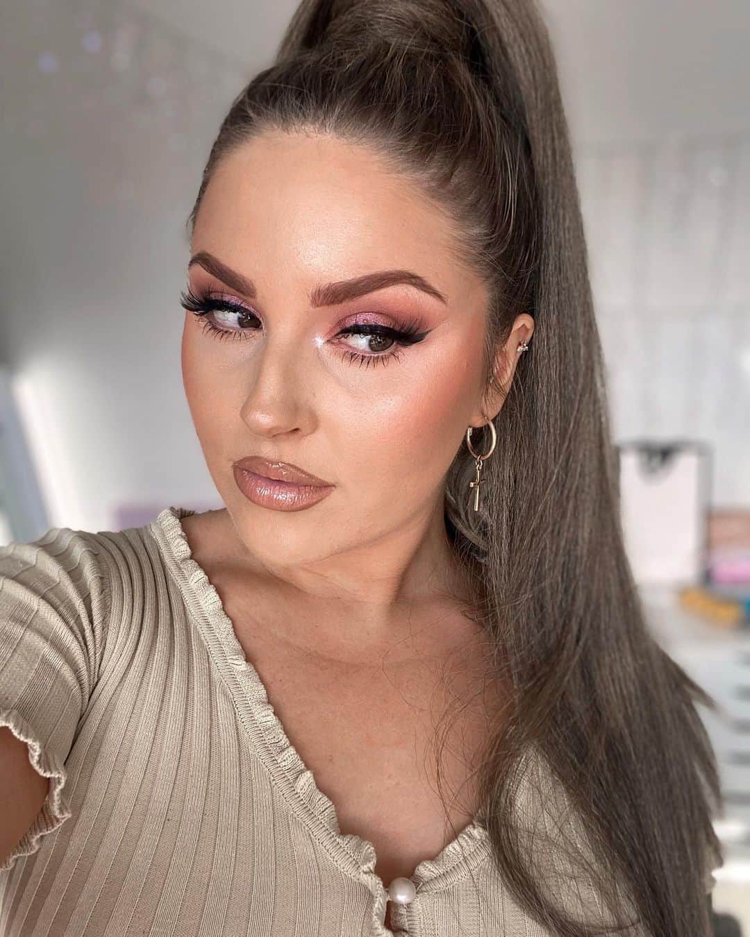 のインスタグラム：「Same same but different 💓 just uploaded this look on YouTube which is a full face of super cheap @makeuprevolution stuff! 🥳 which brand should I do a ‘full face’ of next? 🤠」