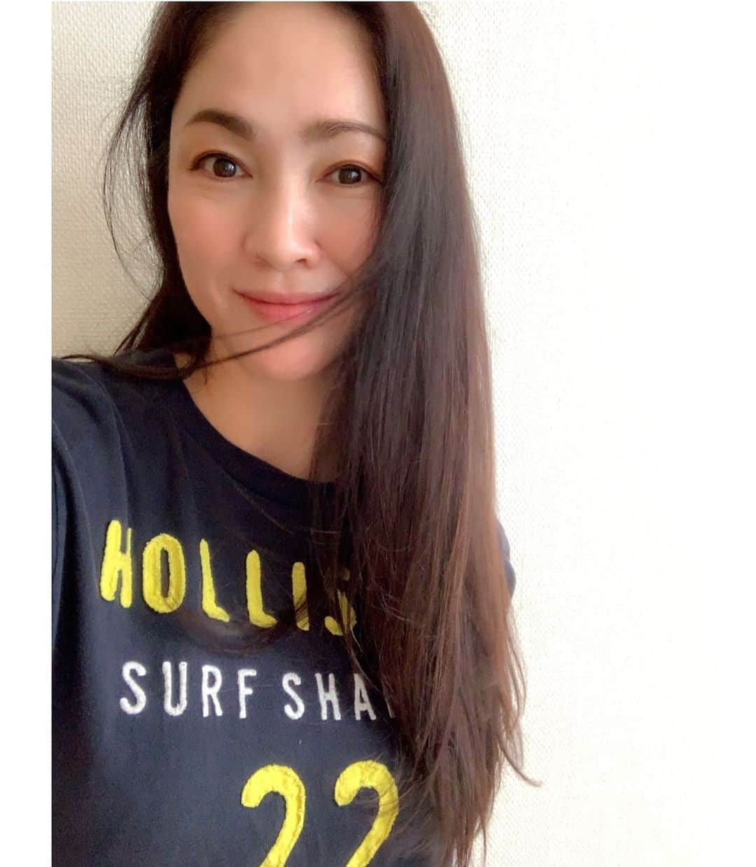 田中悦子さんのインスタグラム写真 - (田中悦子Instagram)「埼玉は35℃なう😖⠀ ⠀ 今日頑張れば3連休だ😁❣️⠀ ⠀  昨日は学童っこに後ろからいきなり抱きつかれ💦⠀ 危うくギックリ腰になるとこだった😖⠀ ⠀ 毎日やってるスクワットが効いてるかな？笑⠀ ⠀ 後ろからも前から抱きつかれるから 体幹しっかり鍛えておかねば🤣😂⠀  ⠀ #今から仕事 #頑張って #私もみんなも」8月7日 12時48分 - etsuko.reborn25