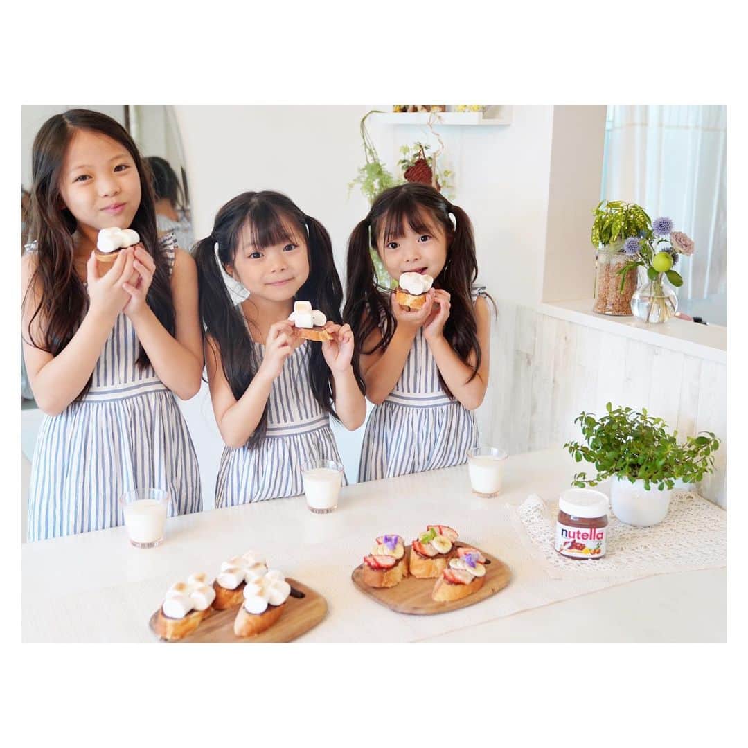 Yukiさんのインスタグラム写真 - (YukiInstagram)「夏休みは三姉妹そろって朝からお手伝いをしてくれるので、助かってます☺️💕​  @nutella.japan  はわが家の朝食の定番メニュー(o^^o)✩.*˚​  ​  三姉妹で🍓🍌をスライスしてくれて、シナモンパウダーと食用花をトッピングして出来上がり✨​  ヌテラ＆マシュマロトーストもお気に入り♡​  ​  8月14日まで1,000名様にとっても可愛ヌテラ特製エコバッグor300名様にヌテラ350gを抽選でもらえる🎁キャンペーン中👀✨​  ​  @nutella.japanをフォローして​  #ヌテラレシピ　をつけてストーリーにリポストしてみてくださいね☺️💕​  ​  ​  エコバッグも可愛すぎて、また食べたくなっちゃうねと話してました☺️✨​  ​  #ヌテラレシピ#ヌテラエコバッグ #PR ​ #ヌテラ #nutella #ヌテラハッピータイム #朝ごパン #朝ごぱん #朝ごパン生活 #おいしいヌテラで楽しい朝食 #ココア入りヘーゼルナッツスプレッド #nutellarecipe ​」8月7日 12時48分 - yukikuu96