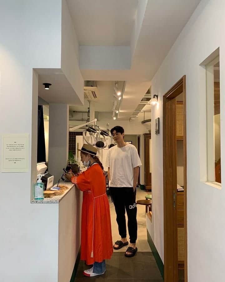 ソ・ジソクのインスタグラム：「나보구 이상한 놈이라고 하는 더 이상한 놈~ 오즈의 마법사😵도로시 ~~ 패숑 #어느덧20년지기👭  #라보드케미 #체체 원장~」