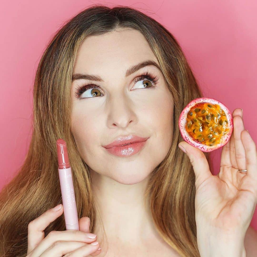 Tarte Cosmeticsさんのインスタグラム写真 - (Tarte CosmeticsInstagram)「Our BIGGEST, JUICIEST lip launch in 5 YEARS is finally HERE! Our maracuja juicy lips (that keep SELLING OUT) are now available on tarte.com with 4 🆕 shades! The revolutionary color + balm formula features proprietary Cushion Comfort Complex to visibly & instantly PLUMP, smooth & nourish lips so you can #clickandtint your way to healthier, more youthful-looking lips! Swipe to see some B&As 👉 💋 Maracuja drenches your lips in moisture & shine 💋 10+ superfruits rich in fatty acids smooth & nourish lips 💋 Ultra-conditioning vegan formula formulated WITHOUT lanolin or petrolatum 💋 Customizable coverage! Apply 1 swipe as a nourishing balm at bedtime or layer for a sheer wash of color 💋 Smells like coconut!  Link in bio to shop now with FREE shipping (US only). #crueltyfree #rethinknatural #flowerpowered #clickandtint #veganbeauty」8月7日 13時02分 - tartecosmetics