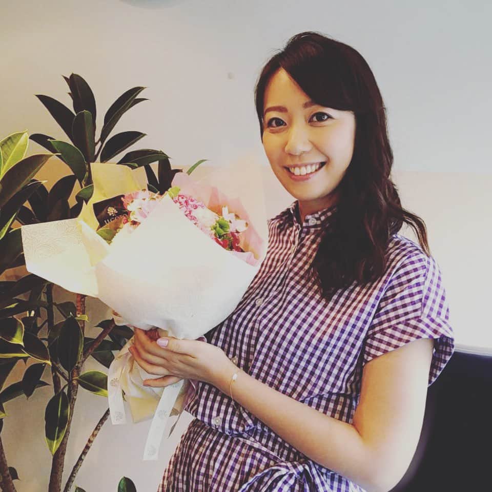 須黒清華のインスタグラム：「世の中が大変な状況にある中、私事で大変恐縮ですが、 この度かねてからお付き合いしていた方と結婚致しました。 . 常に力強く前向きで、仕事や周りの人たちに対する誠実な姿勢に惹かれ、お付き合いを始めてから自然と結婚を意識するようになりました。 . 物事を複雑に考えがちな私のことを誰より理解し、いつもポジティブな方向に導いてくれる大切な存在です。 . 気付けば、二人でお酒を飲みながら一日の報告をする時間が、何よりかけがえのないものになっていました。 . これからは二人で支え合いながら、どんな時も笑顔で乗り越えられる夫婦になっていけたらと思っております。 . 仕事にもこれまで以上に全力で向き合ってまいりますので、今度ともよろしくお願い致します。 . 最後になりましたが、新型コロナウイルスが世界中で一日も早く収束することを、心から願っております。 . テレビ東京 アナウンサー 須黒清華」
